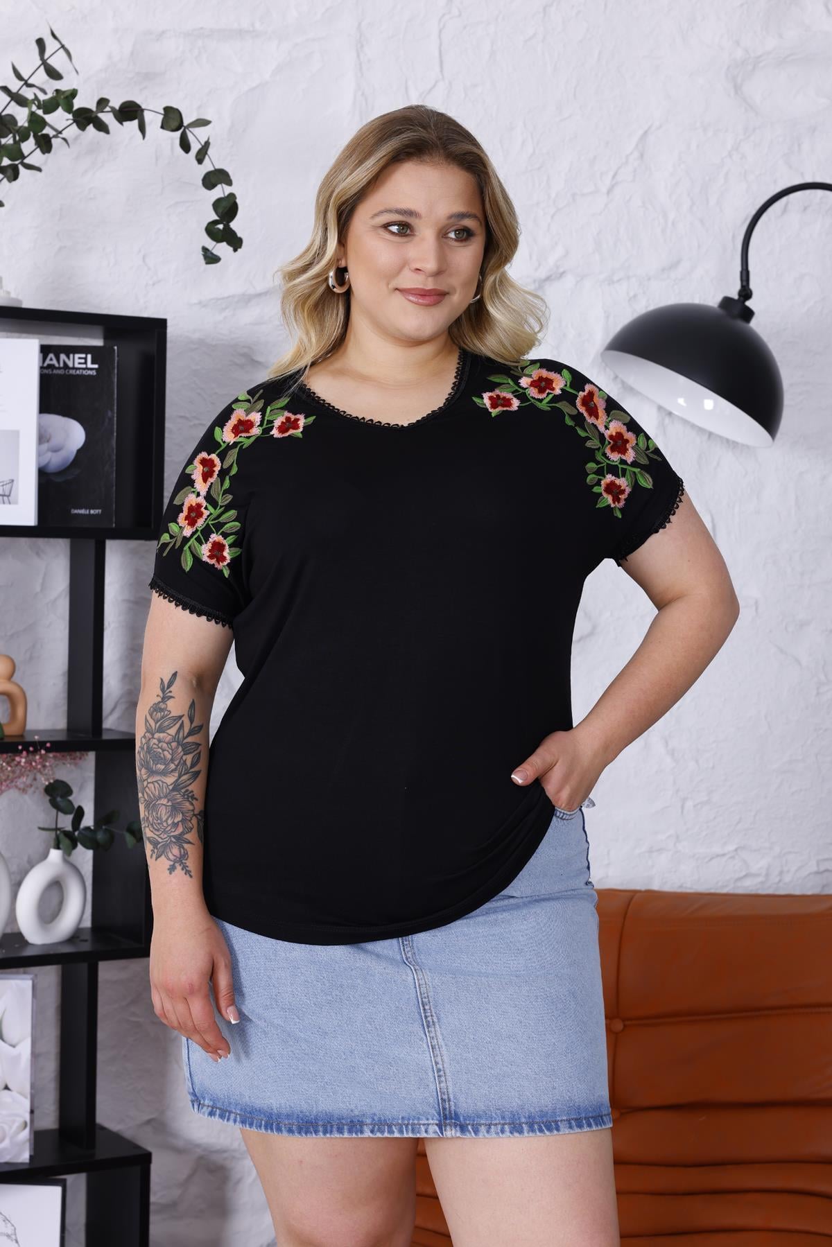 Kısa Kol Bluz Büyük Beden Omuzları Nakış Detaylı Oversize Bluz