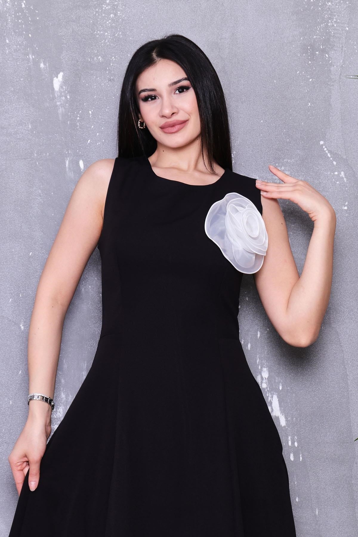 Elbise Gül Broşlu Elbise