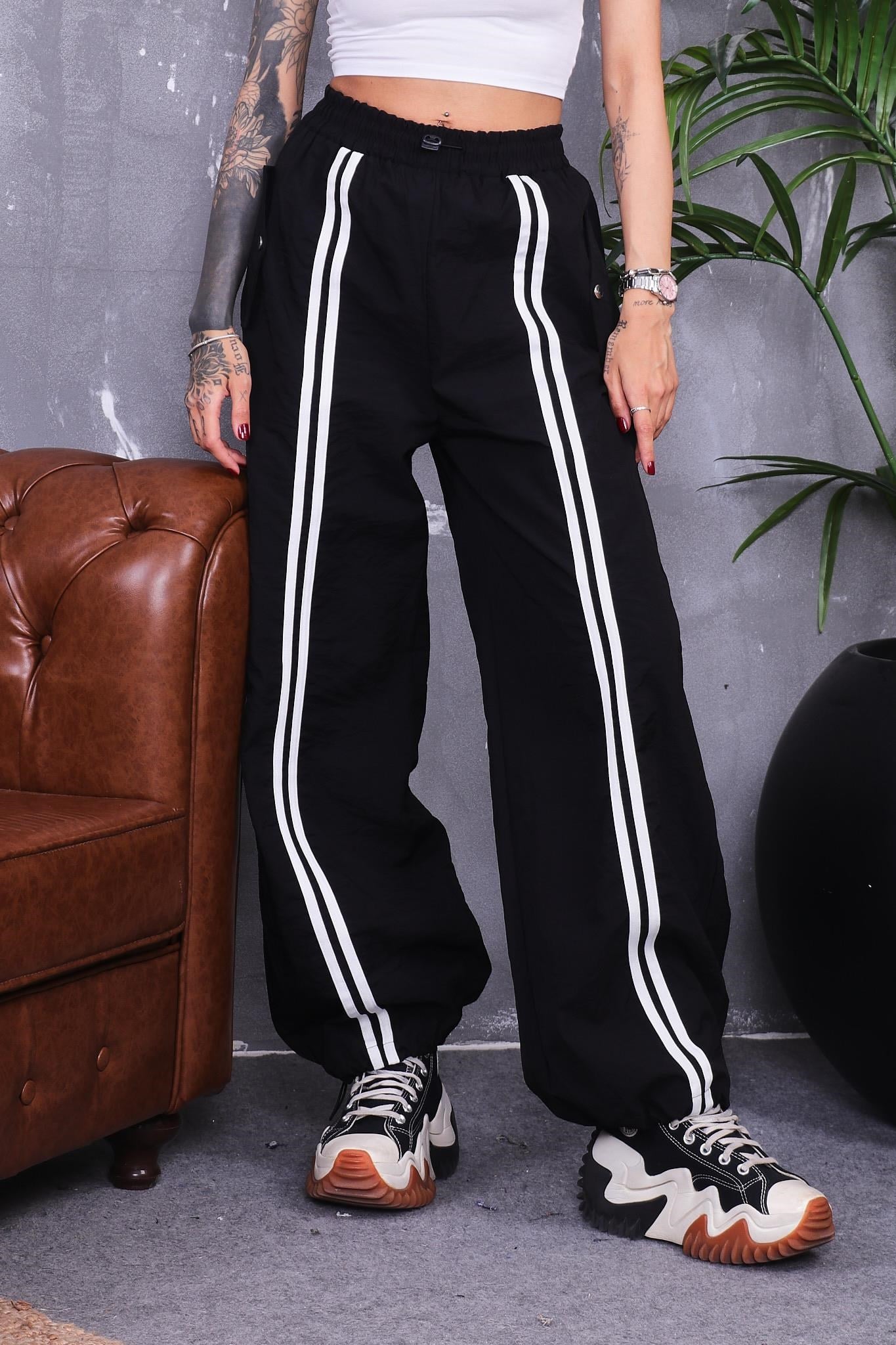 Pantolon Önü Şerit Detaylı Paraşüt Kumaş Pantolon