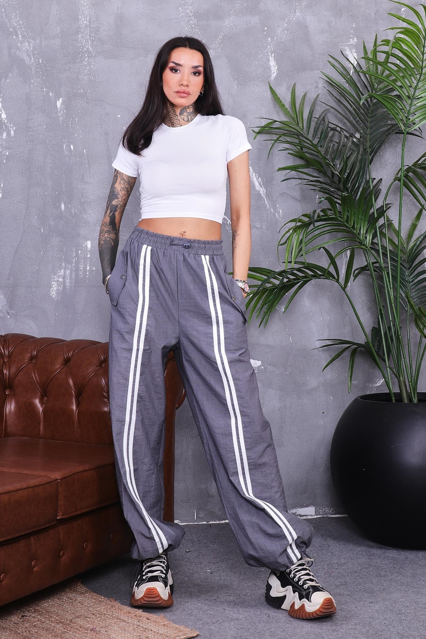 Pantolon Önü Şerit Detaylı Paraşüt Kumaş Pantolon