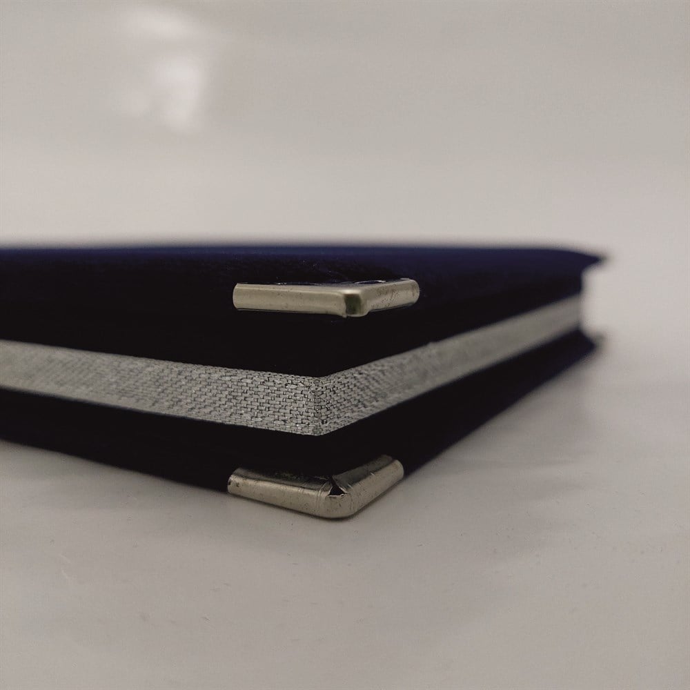 Metal Baskılı PlaketlerLACİVERT KADİFE KUTULU METAL BASKILI PLAKET ( 15 x 20 cm )