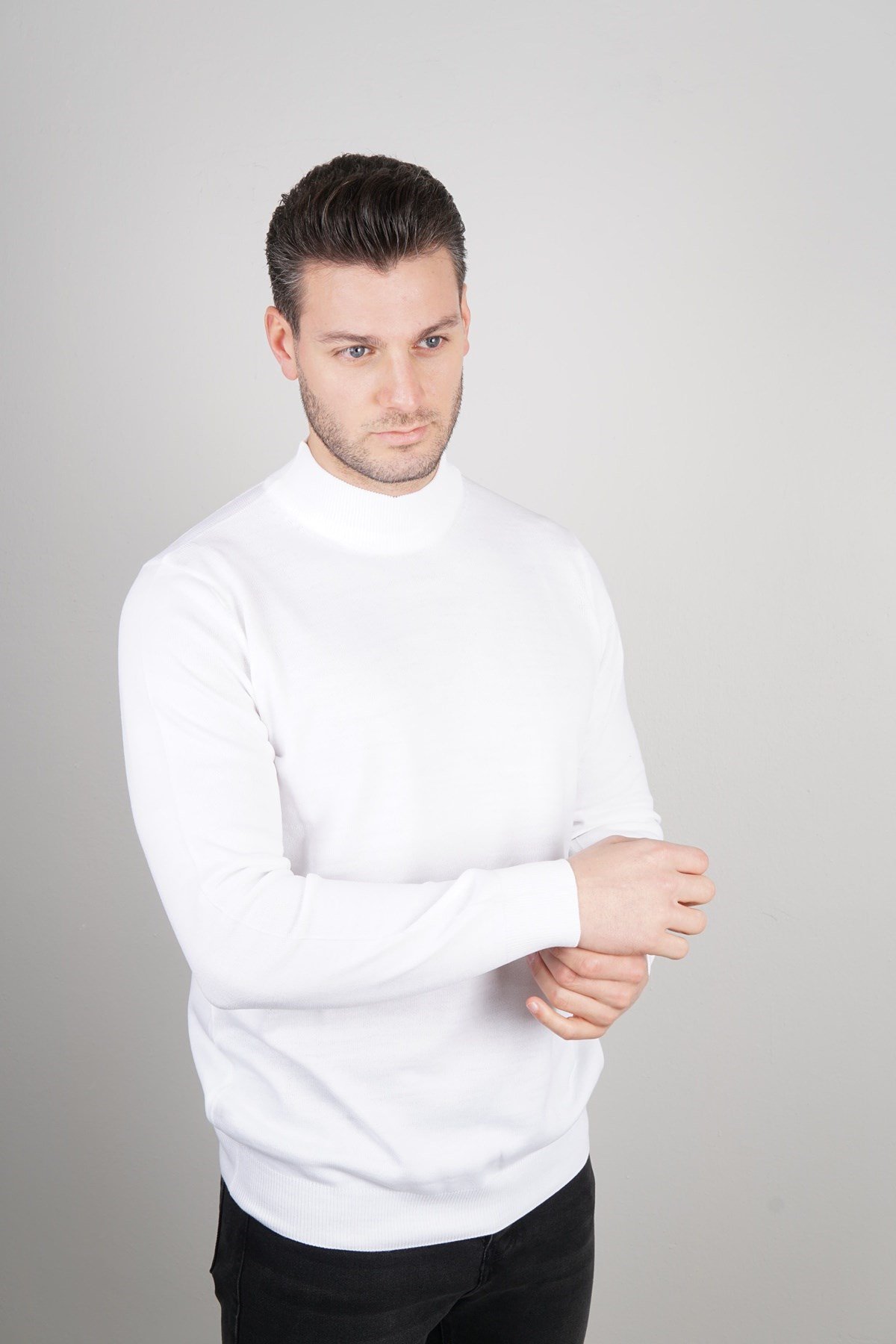 Maserto Beyaz Yarım Balıkçı Yaka Tüylenmeyen Triko Kazak