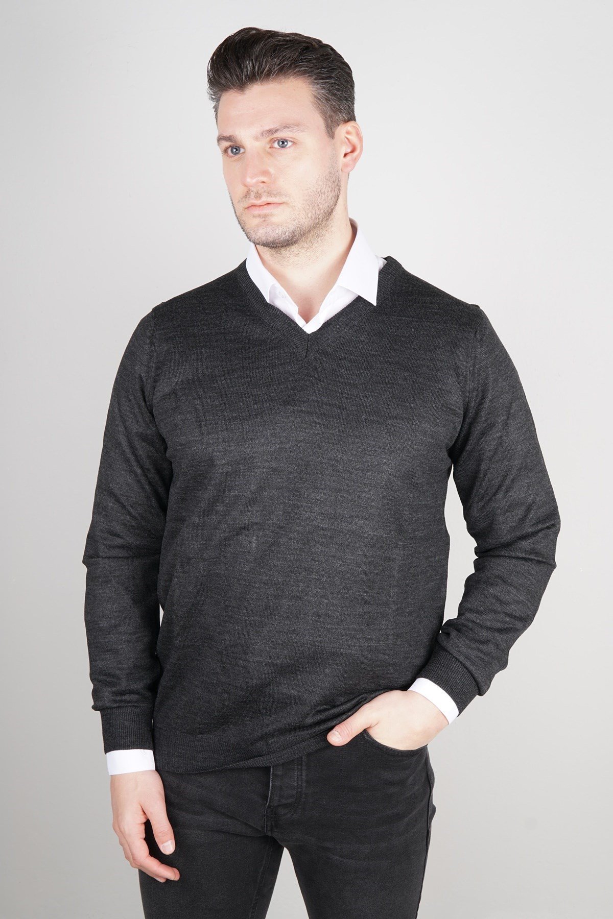Maserto Koyu Gri V Yaka Tüylenmeyen Triko Kazak