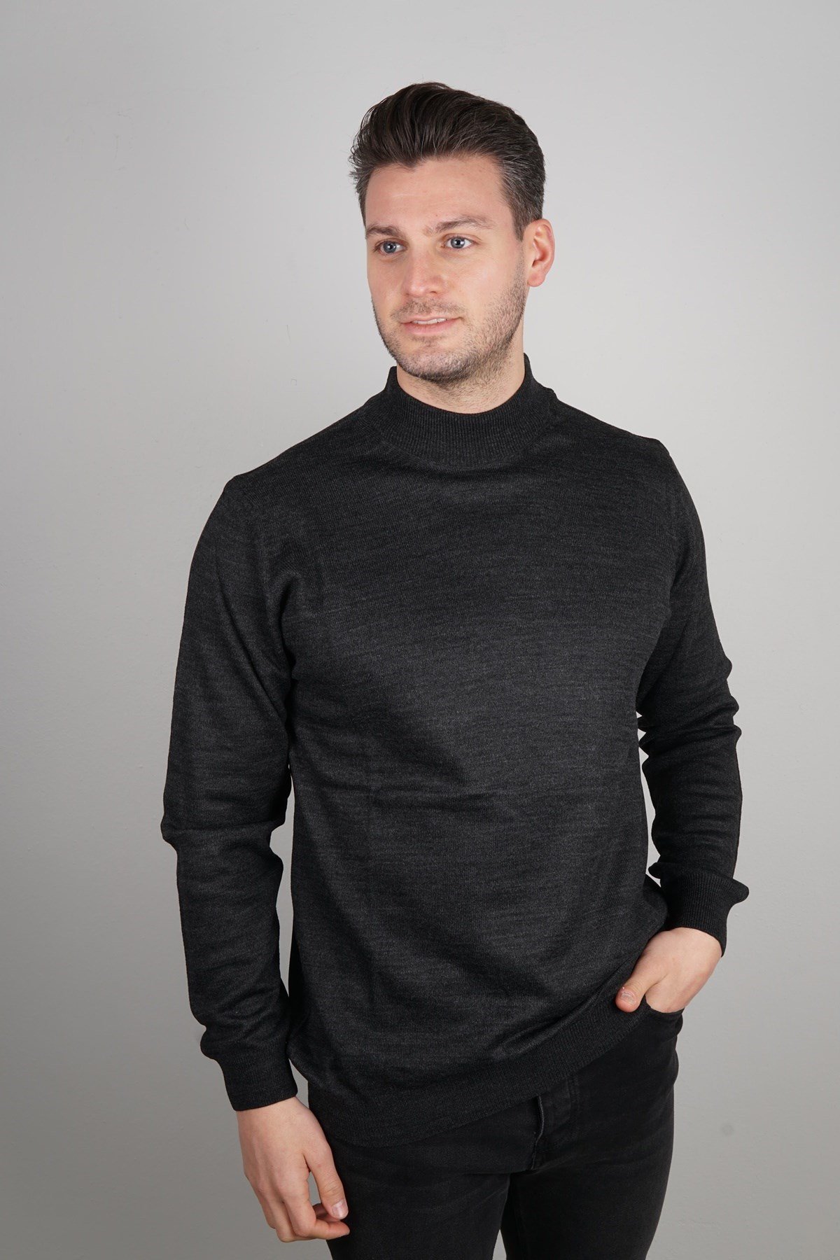 Maserto Siyah Yarım Balıkçı Yaka Tüylenmeyen Triko Kazak