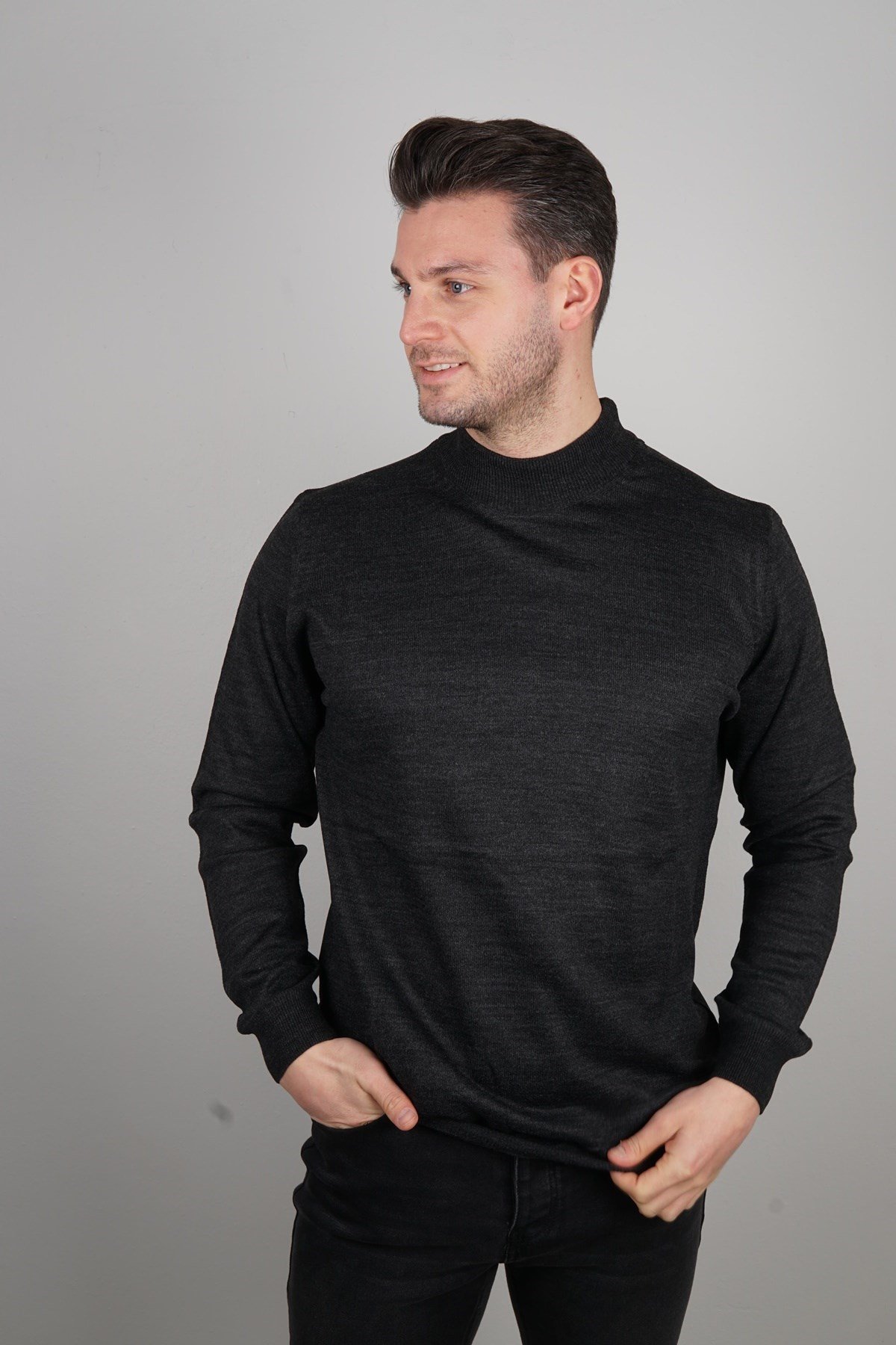 Maserto Siyah Yarım Balıkçı Yaka Tüylenmeyen Triko Kazak