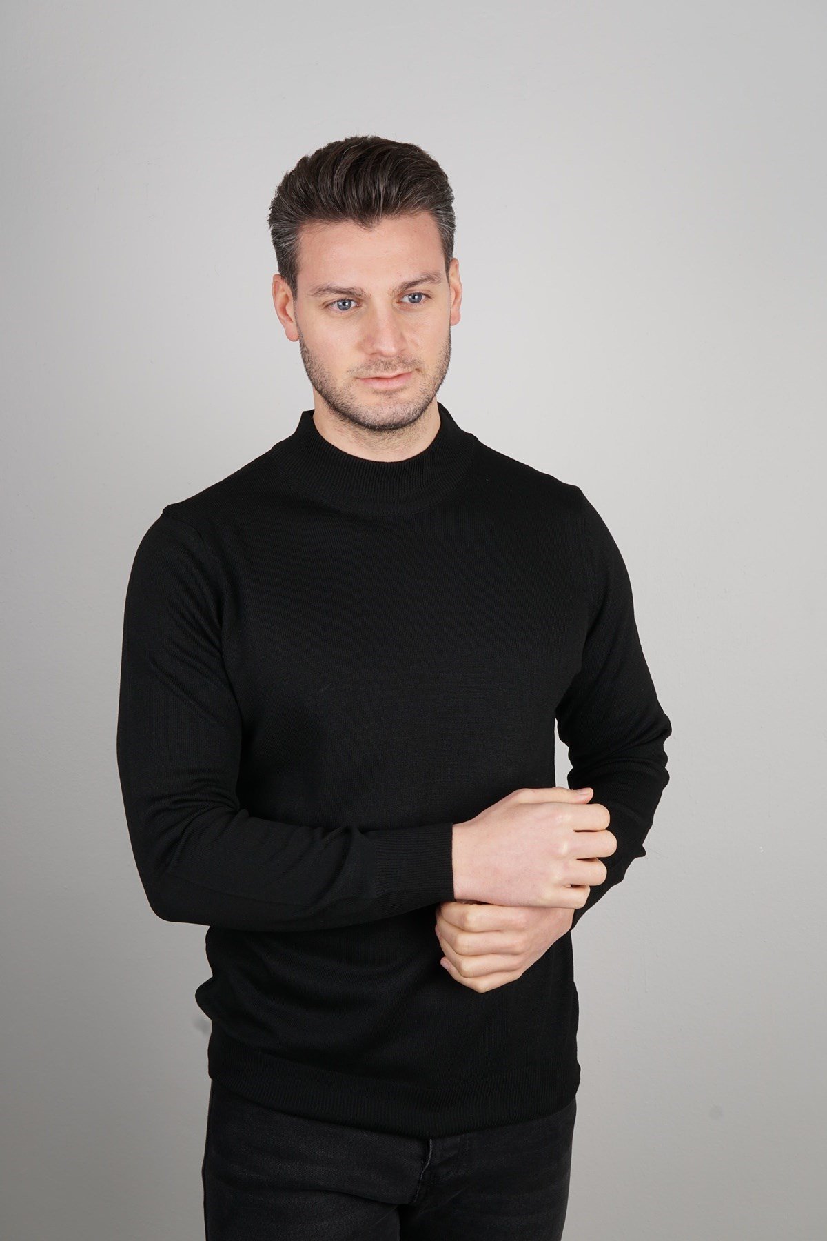 Maserto Siyah Yarım Balıkçı Yaka Tüylenmeyen Triko Kazak