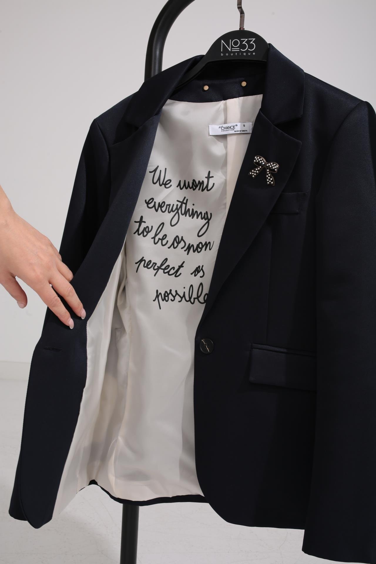 Astarı Yazılı Broş Detay Lacivert Ceket CEKET