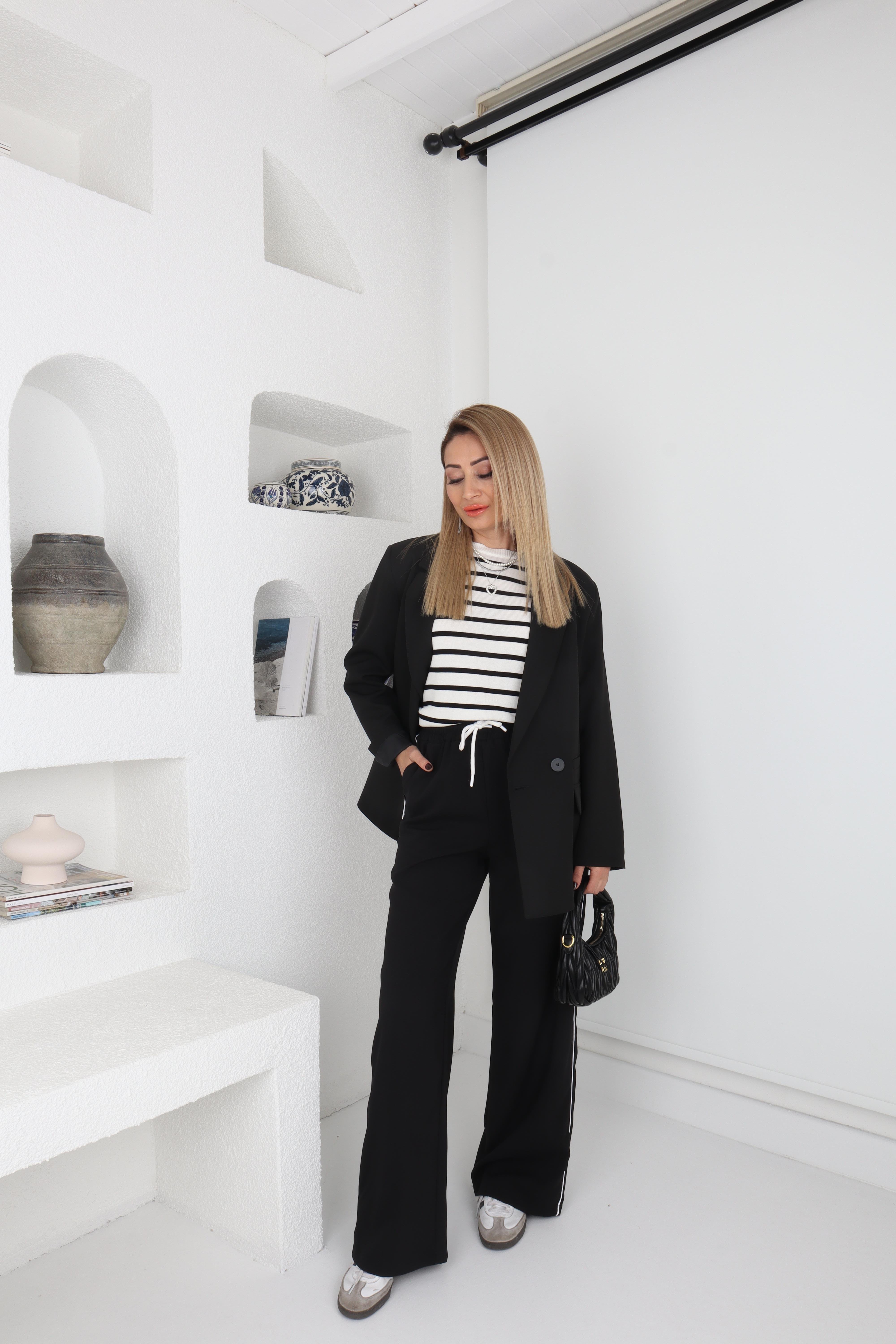 Beyaz Biyeli Siyah Bağcıklı Pantolon PANTOLON