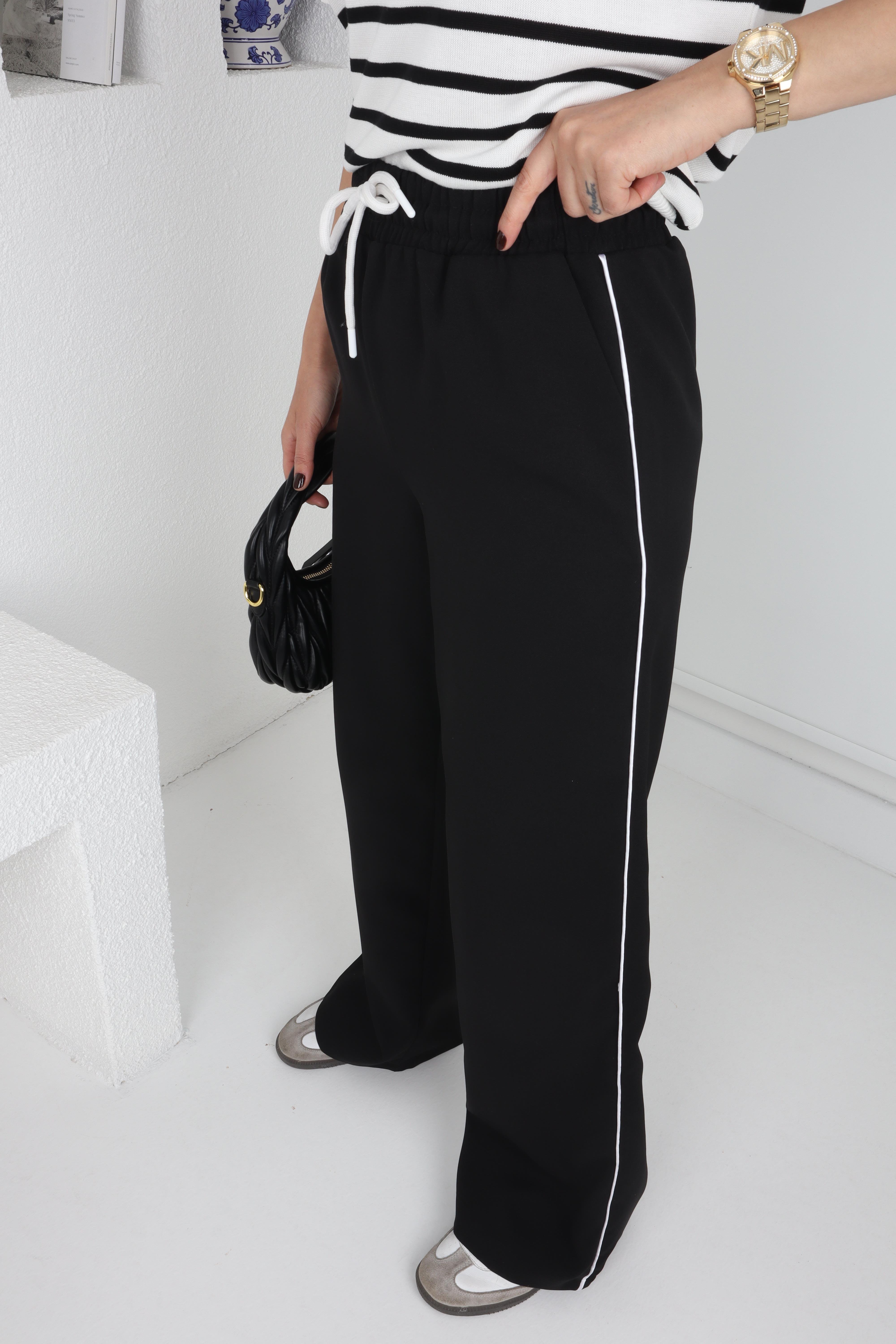 Beyaz Biyeli Siyah Bağcıklı Pantolon PANTOLON