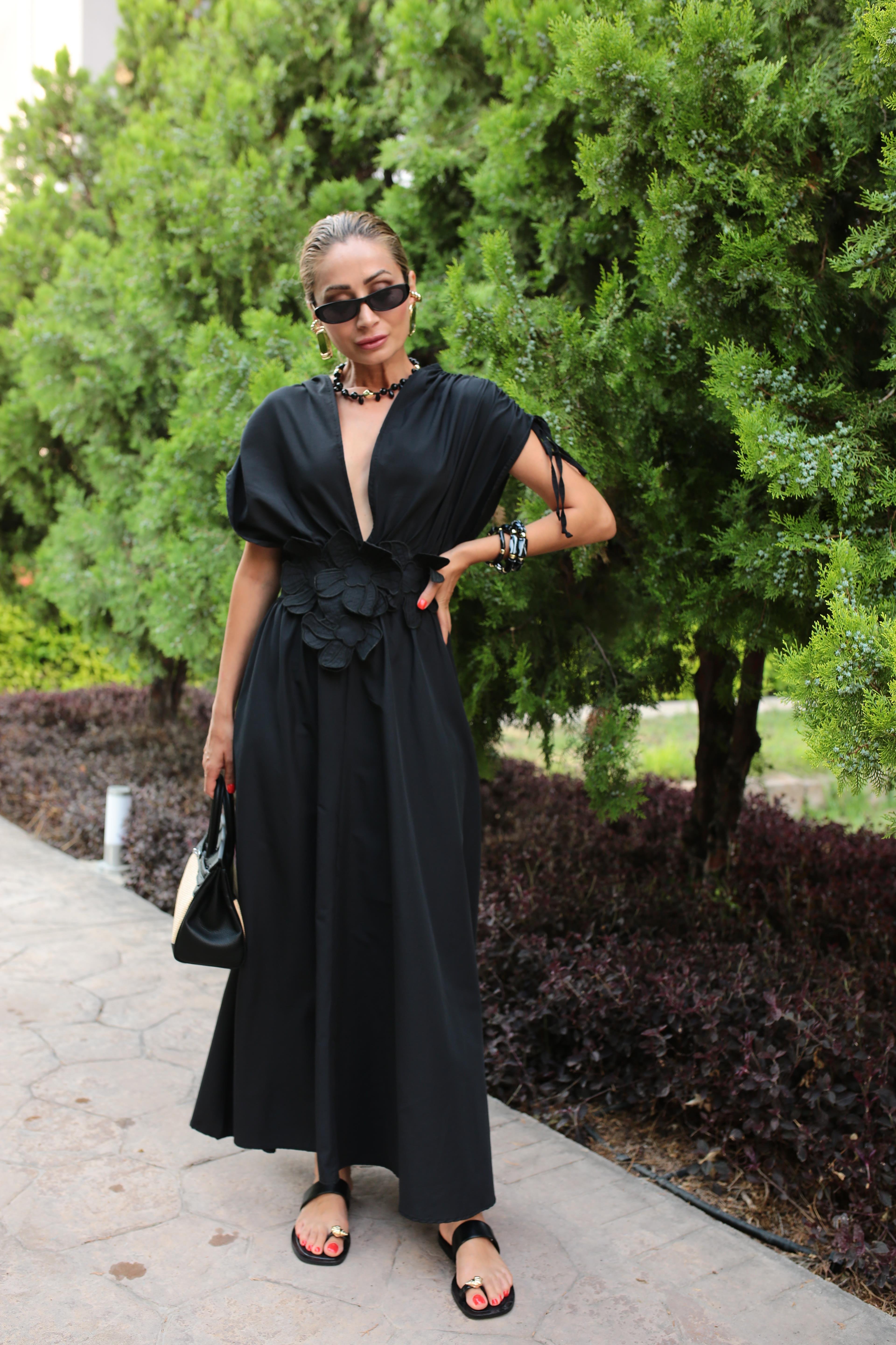 Derin V Yaka Takma Çiçekli Siyah Elbise ELBİSE | NO33