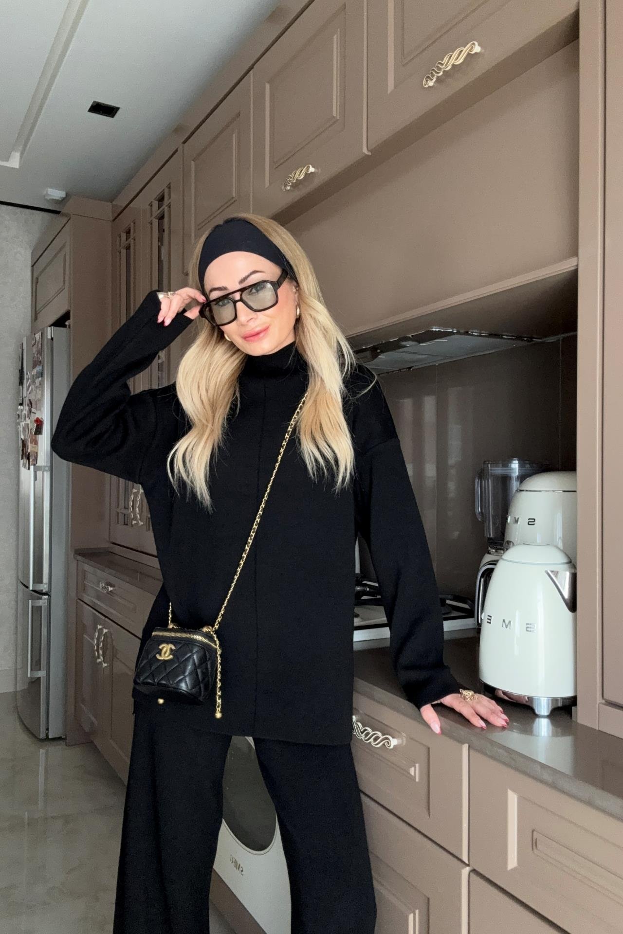 Dik Yaka Siyah Pantolonlu Triko Takım TAKIM