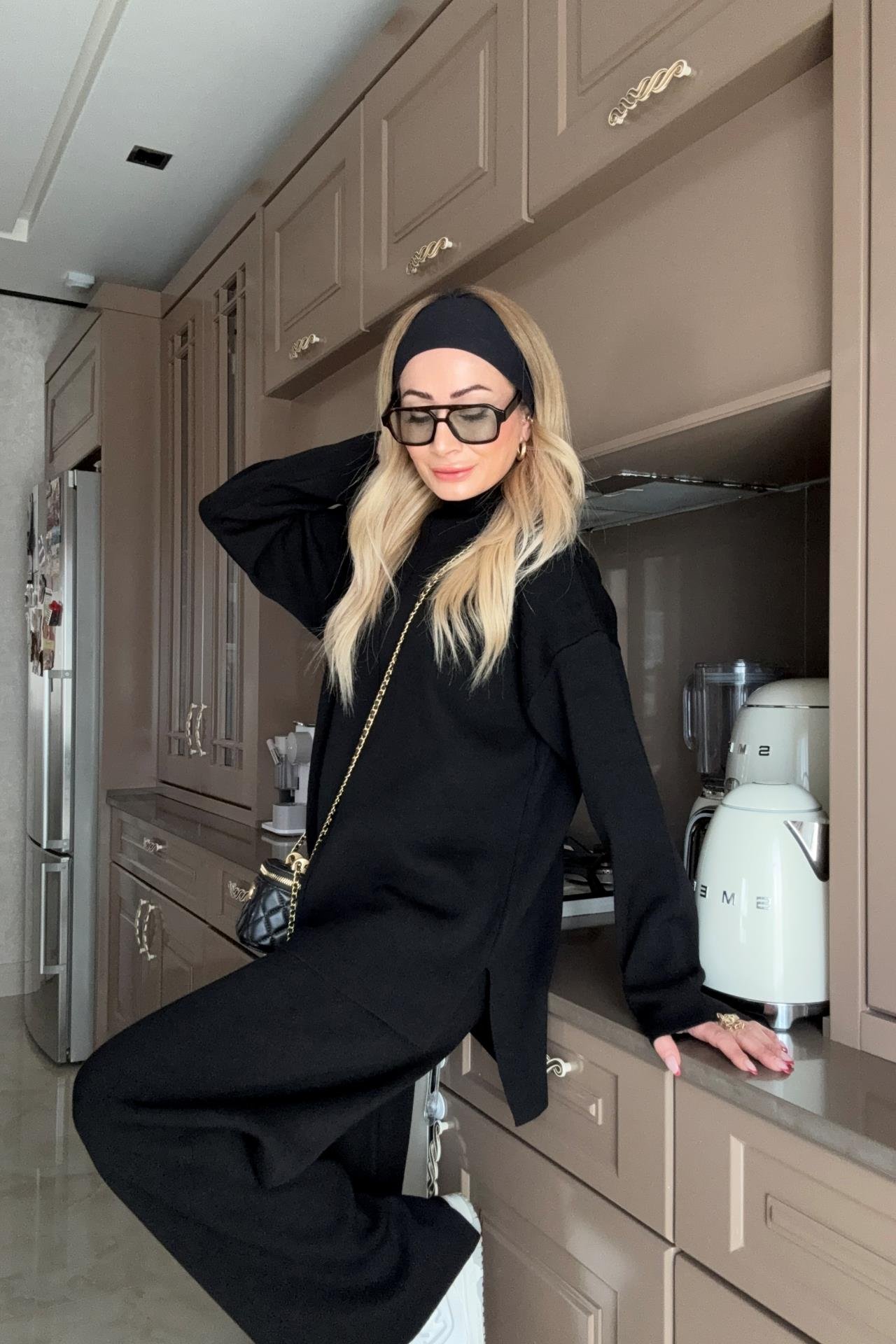 Dik Yaka Siyah Pantolonlu Triko Takım TAKIM