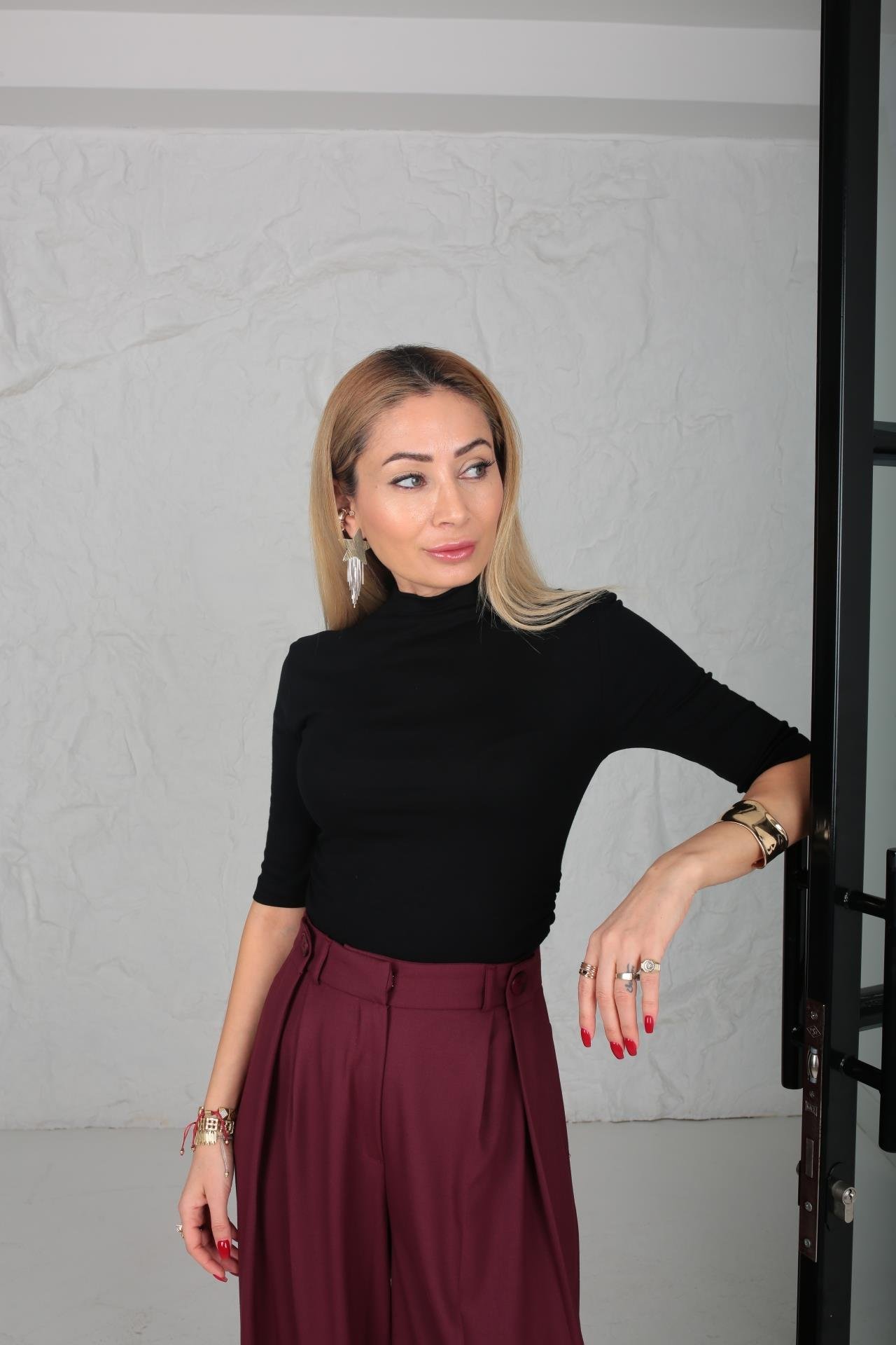 Dik Yaka Yanı Büzgülü Siyah Bluz BLUZ