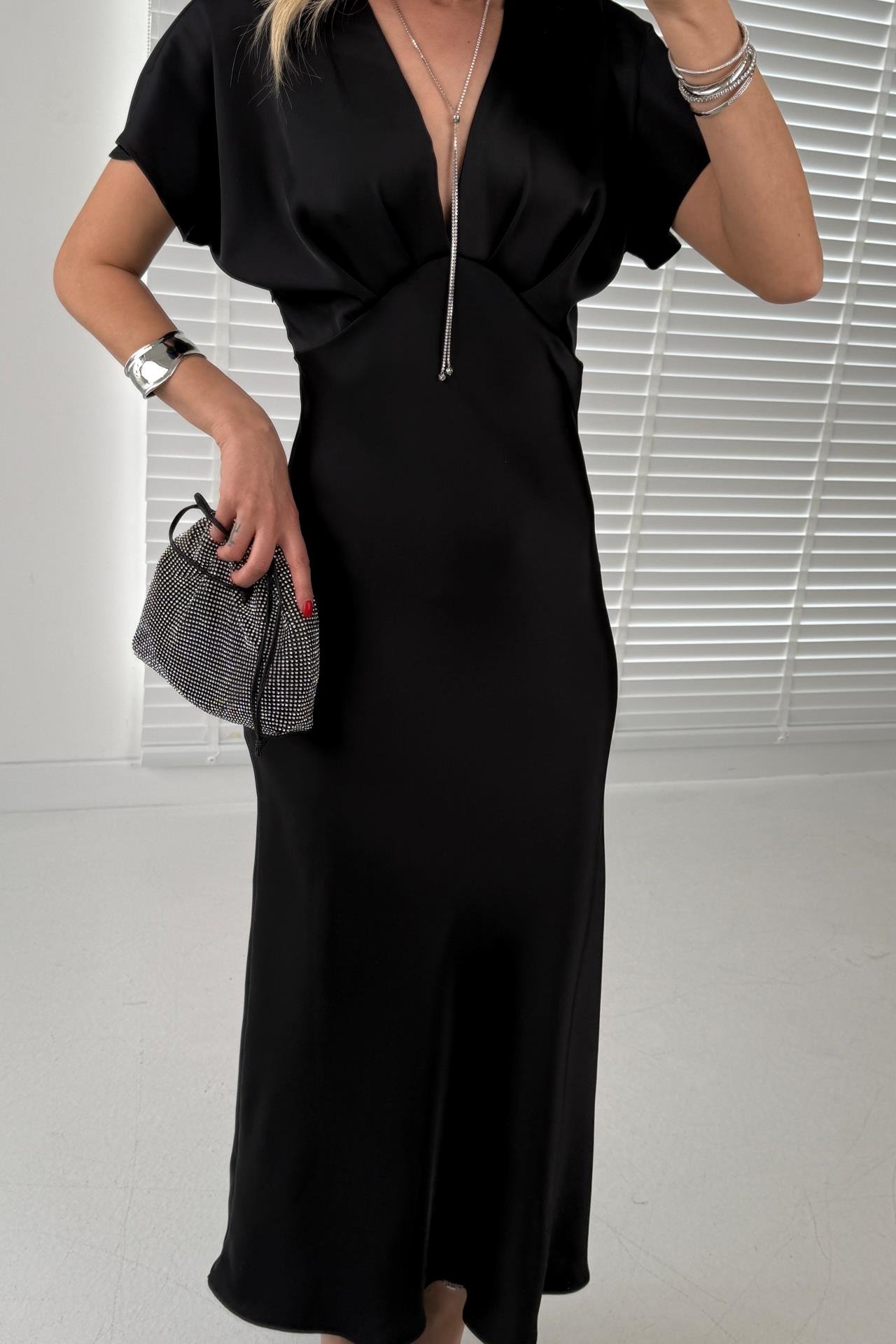 Düşük Kol V Yaka Siyah Saten Elbise ELBİSE | NO33