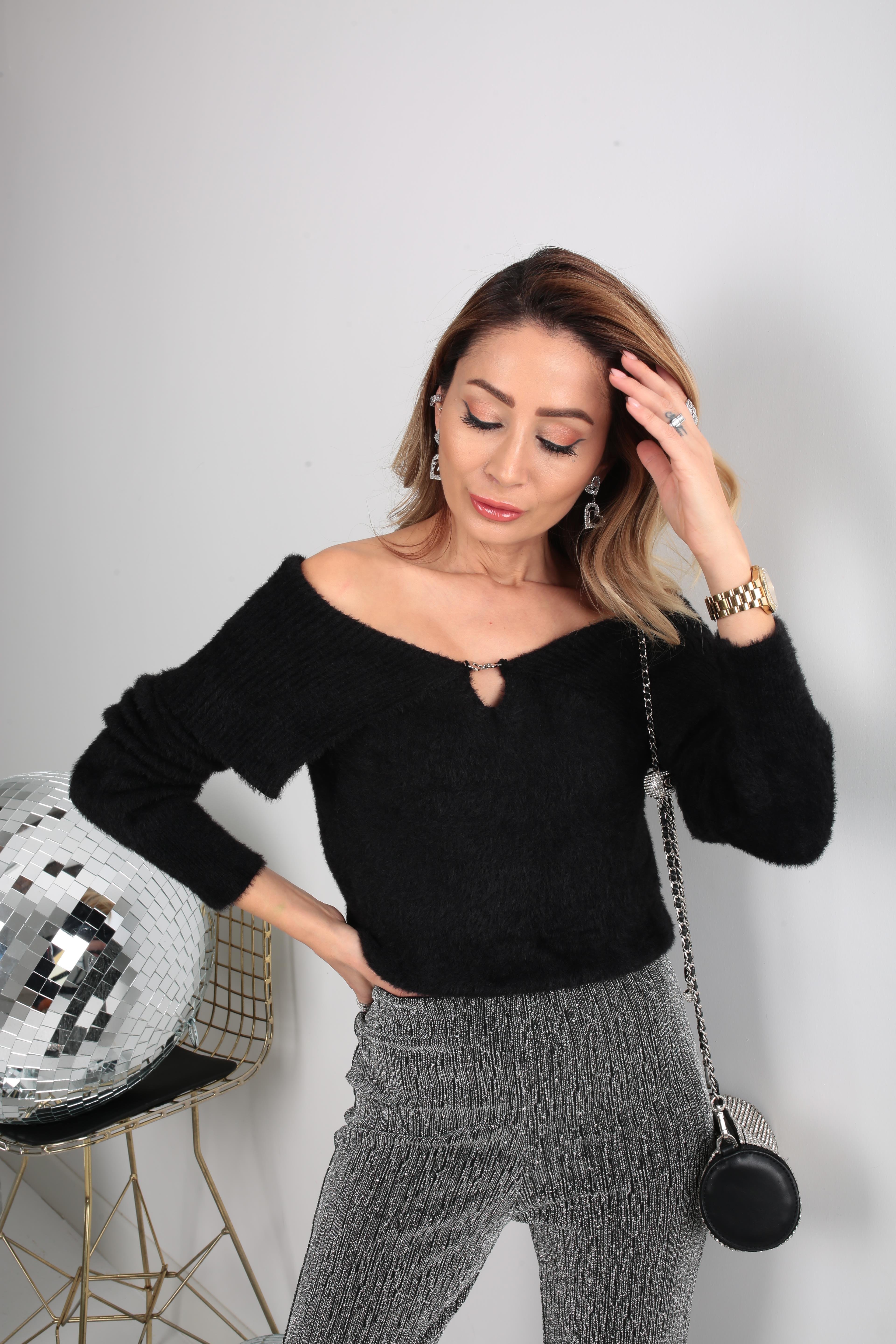 Düşük Omuzlu Aksesuar Detaylı Siyah Yumoş Kazak TRİKO VE KAZAK