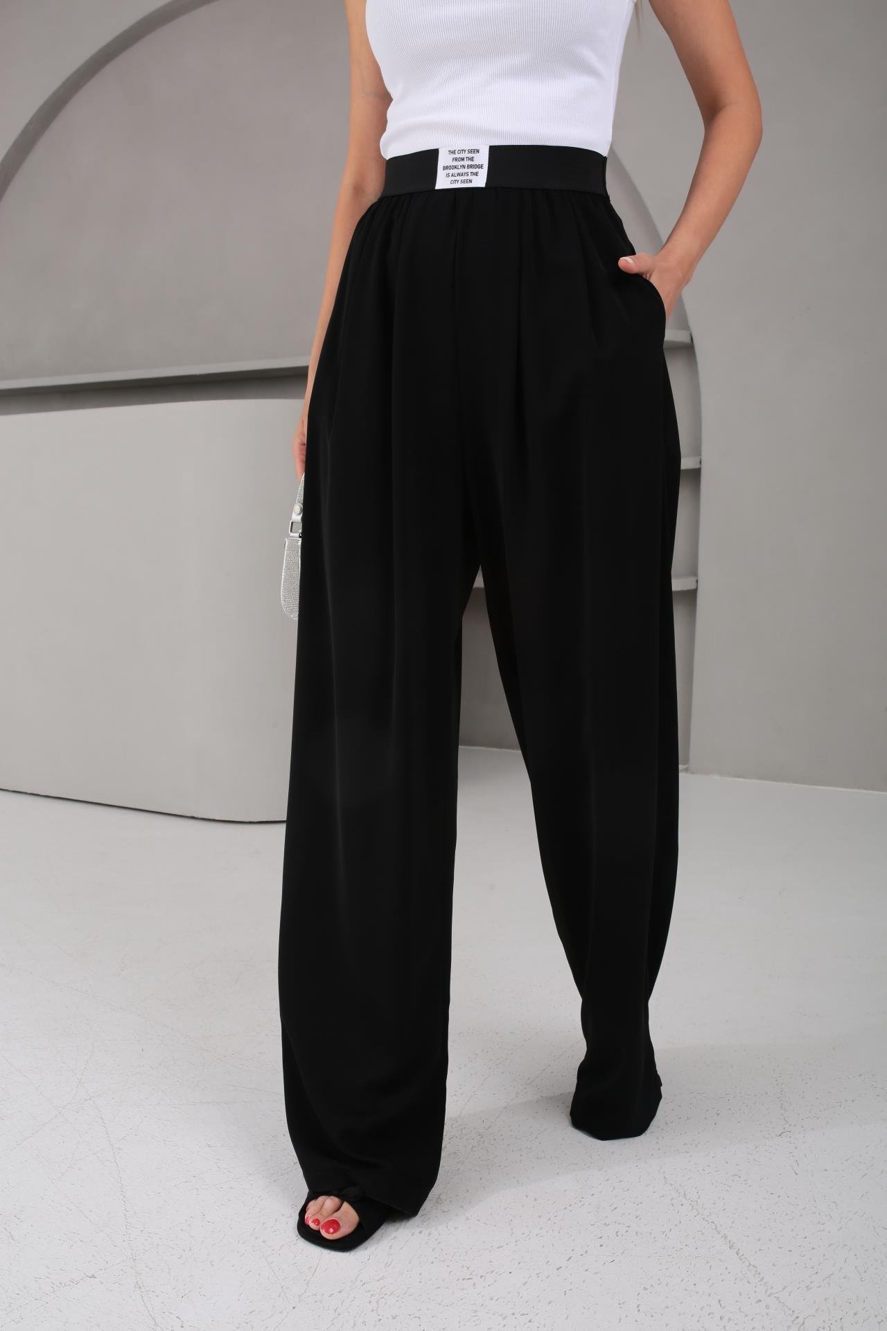 Etiket Detay Cepli Geniş Siyah Pantolon PANTOLON | NO33