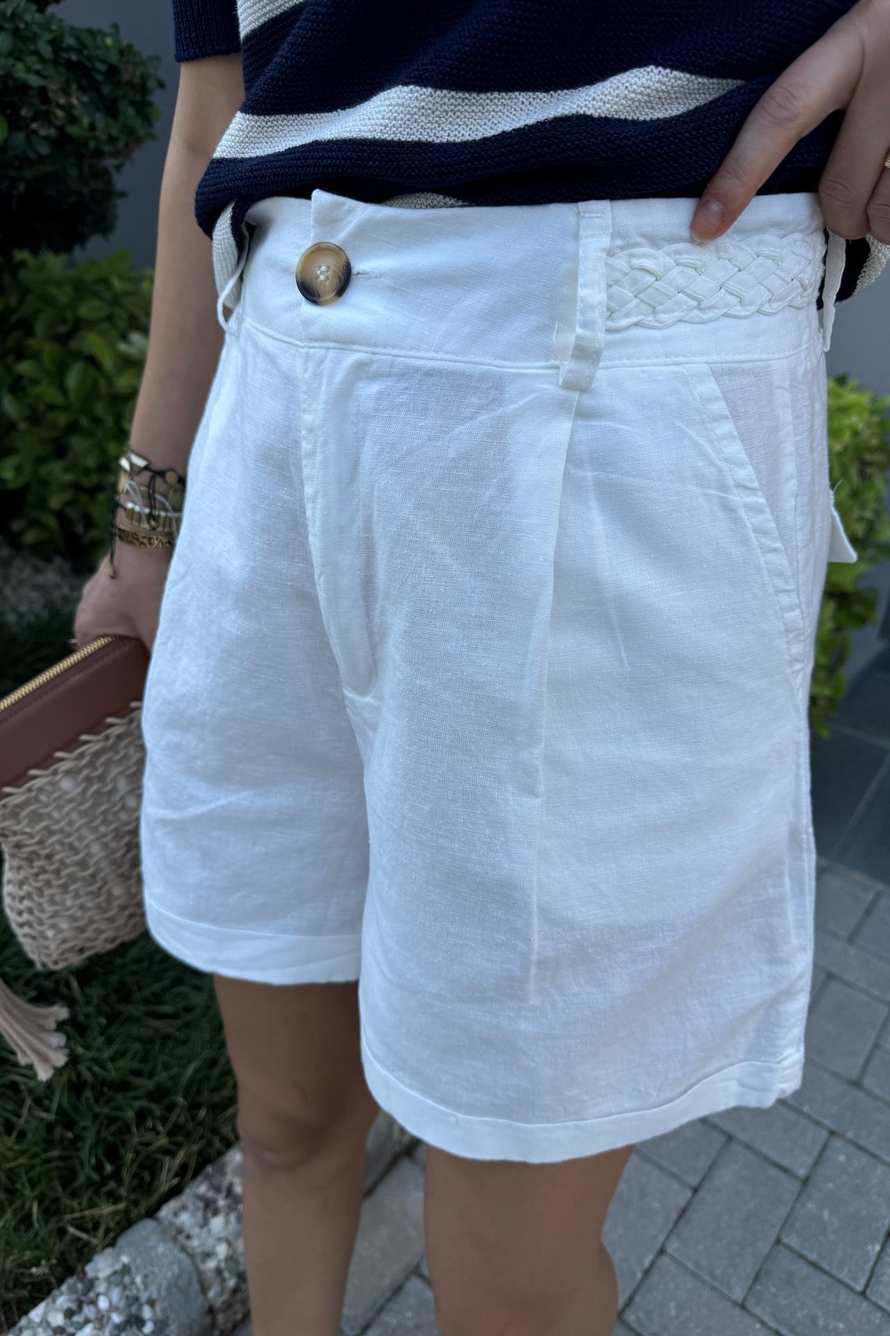 Örgü Kemerli Beyaz Keten Şort ŞORT
