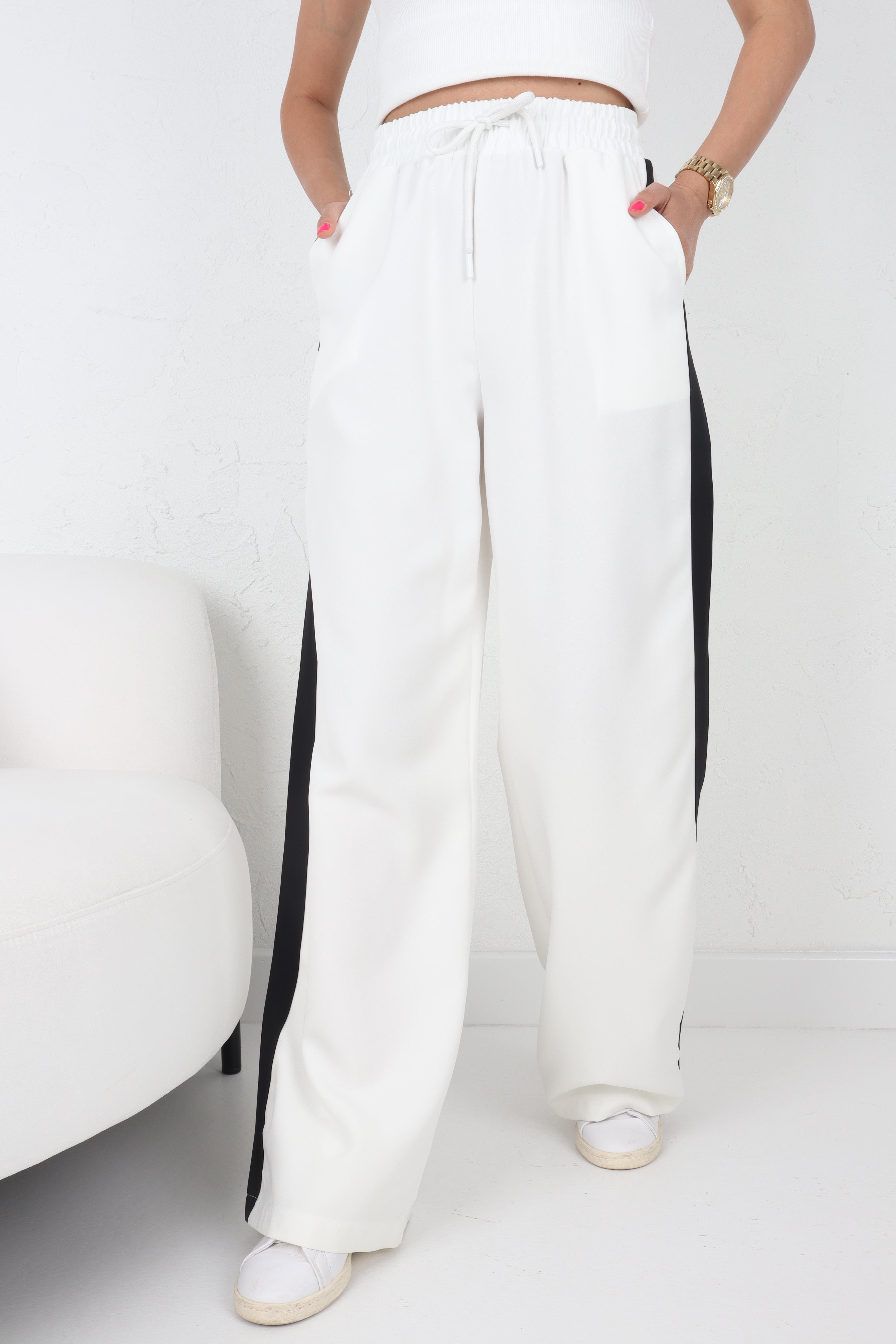 Yanları Şeritli Bağcıklı Beyaz Pantolon PANTOLON