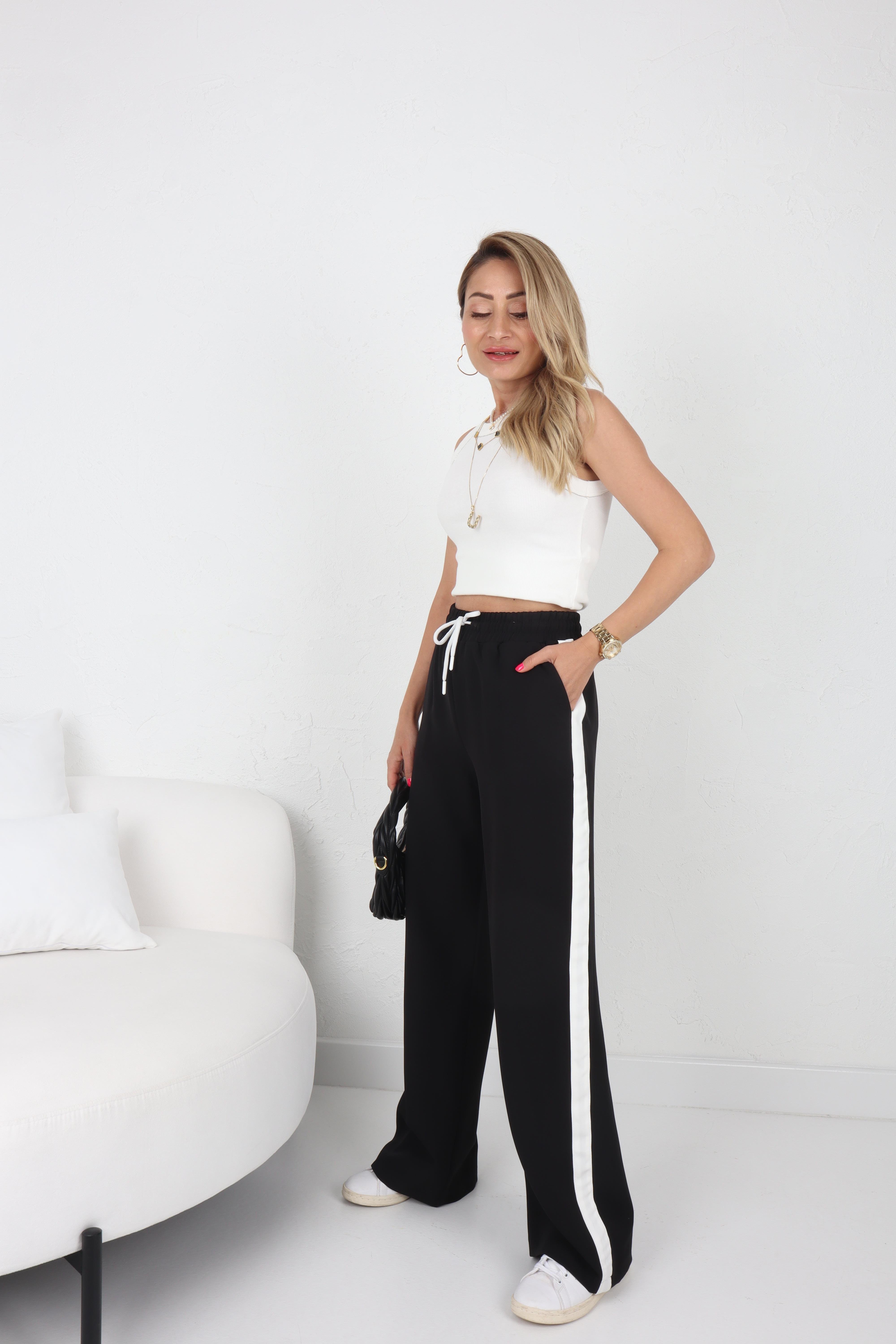 Yanları Şeritli Bağcıklı Siyah Pantolon PANTOLON