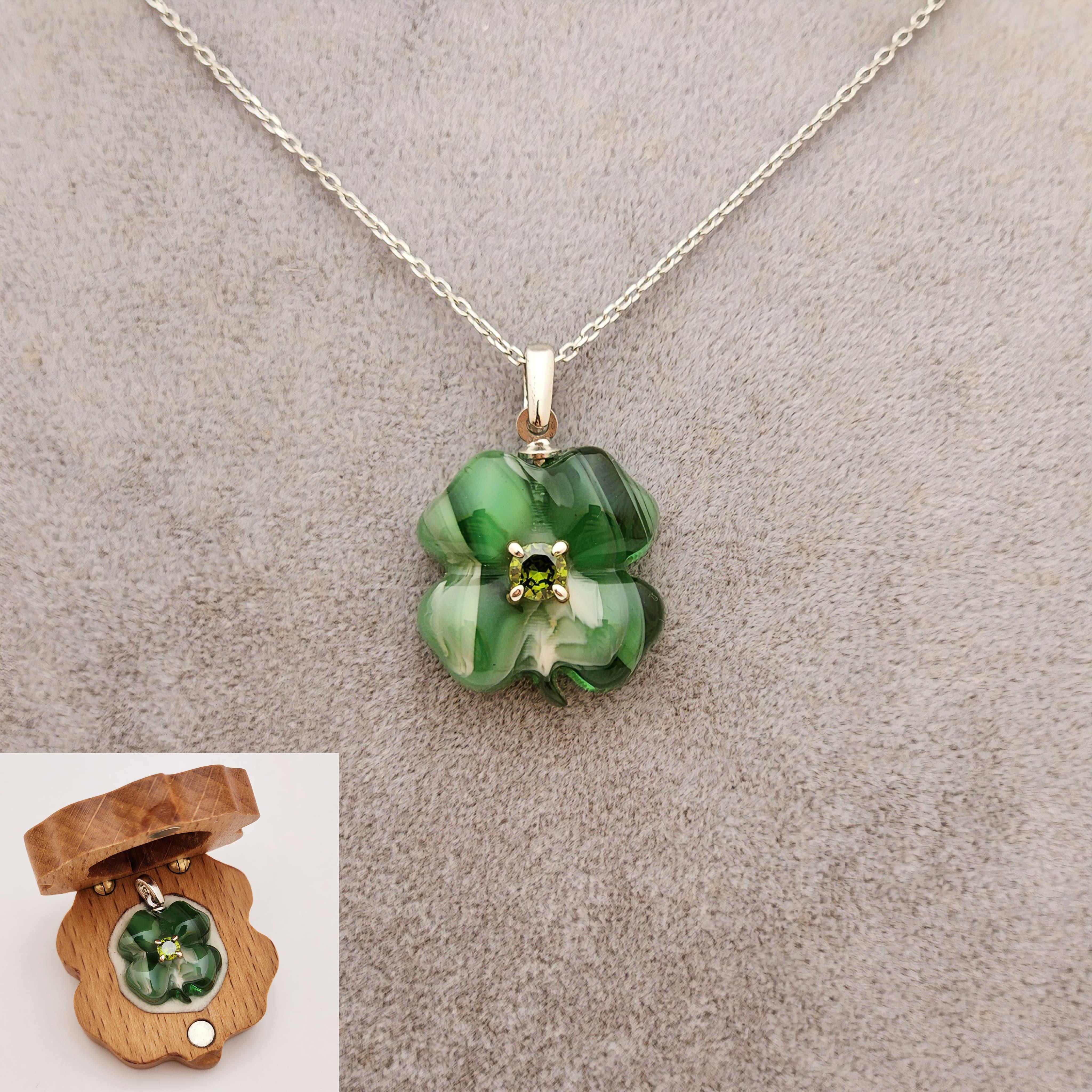 4 mm Zirkon Taşlı Bakalit Gümüş Yonca Kolye