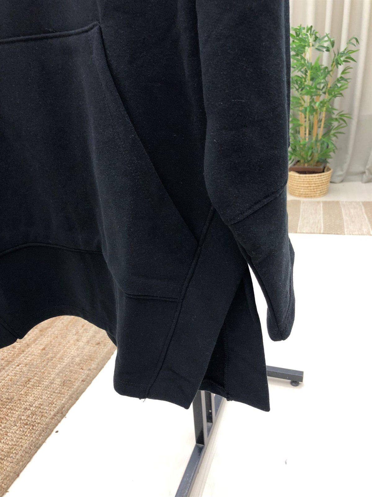 Kapüşonlu Cepli Etek Ucu Yırtmaçlı Sweatshirt-Siyah