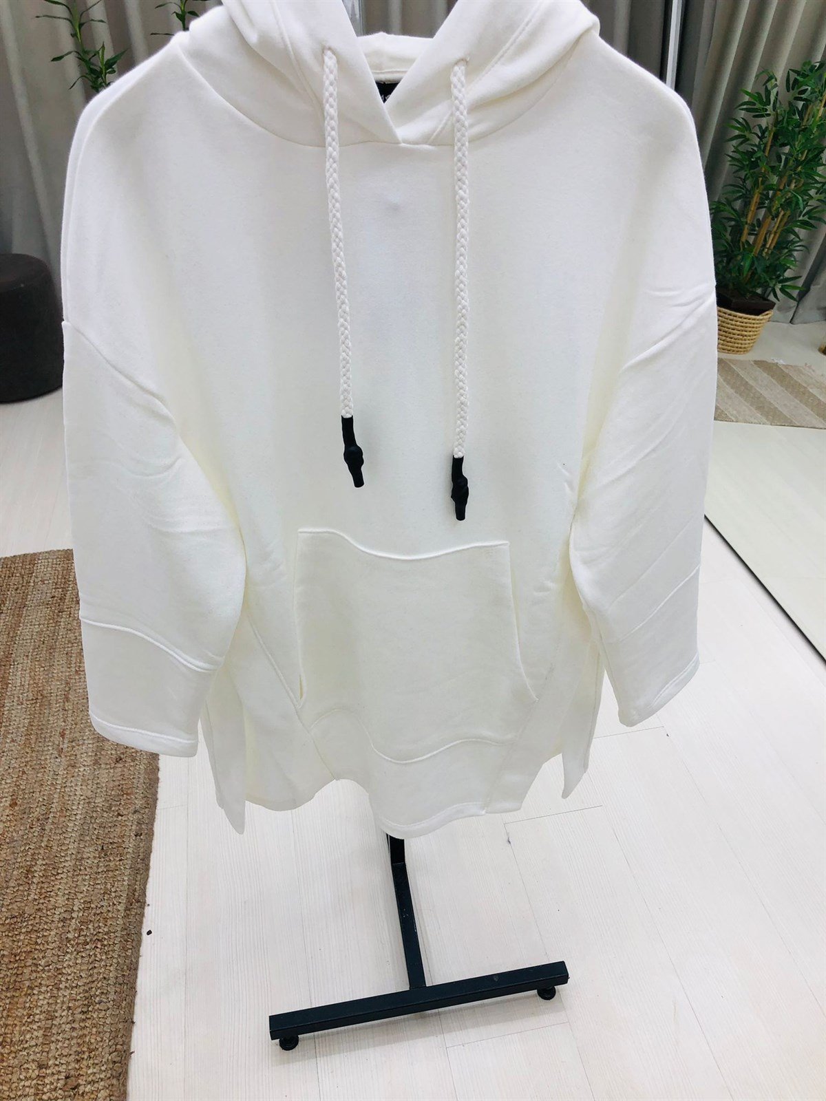 Kapüşonlu Cepli Etek Ucu Yırtmaçlı Sweatshirt-Beyaz