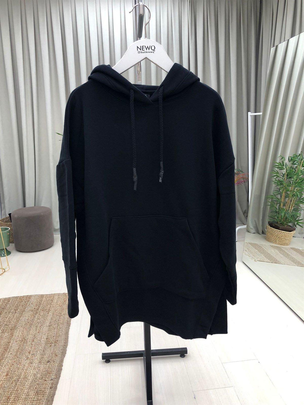 Kapüşonlu Cepli Etek Ucu Yırtmaçlı Sweatshirt-Siyah