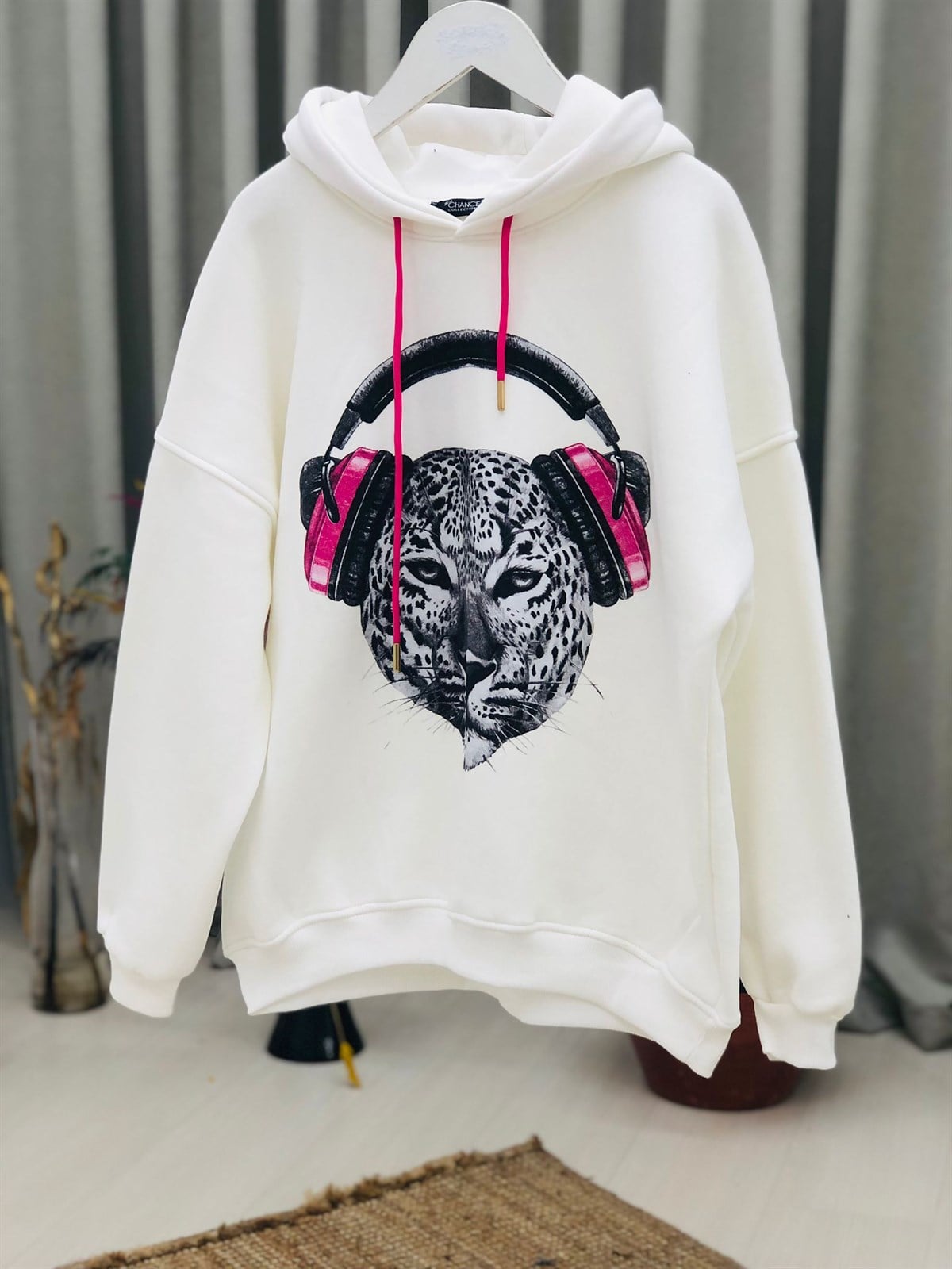 Kapüşonlu Kalın Üç İplik İçi Şarbonlu Önü Kaplan Baskılı Renkli Sweatshirt-Ekru