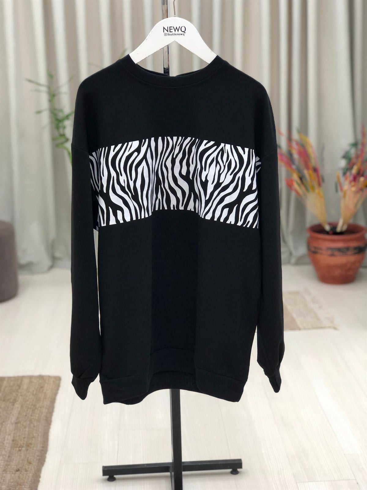 Önü Zebra Desenli Sweatshirt-Siyah