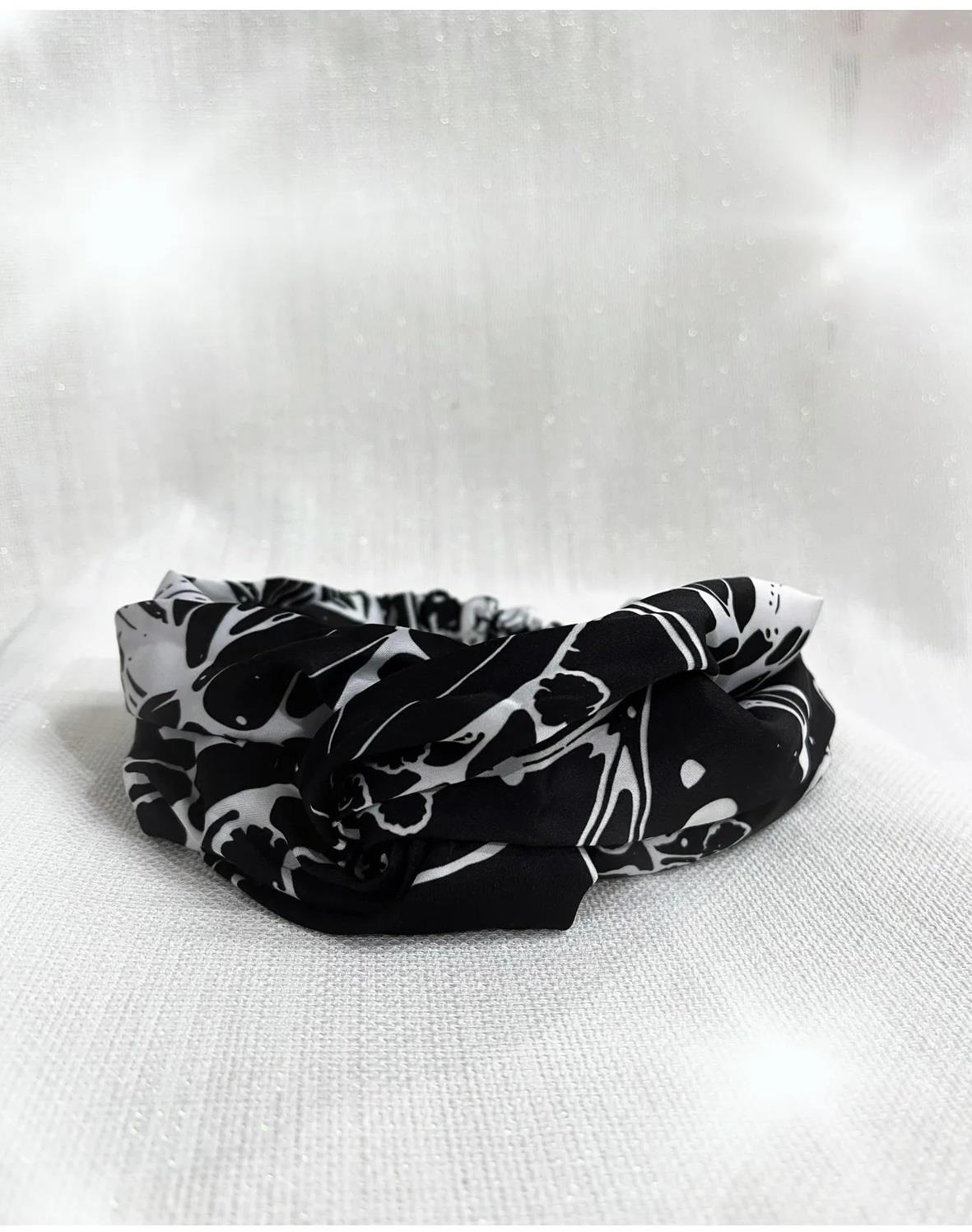 Siyah Beyaz Desenli Saten Bandana