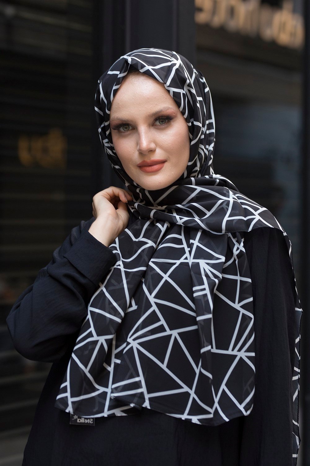 STELLA ÜÇGEN DESEN ŞAL SİYAH Beyaz