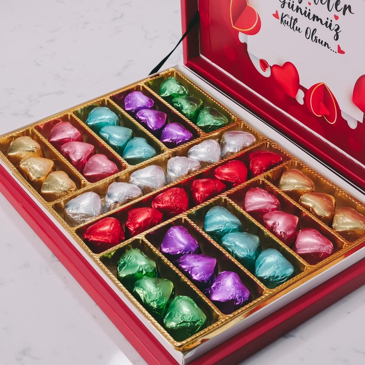 Açık Kalpler Temalı Kırmızı Kutu (42 Adet Yaldızlı Kalp Çikolata)
