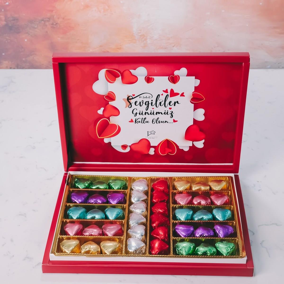 Açık Kalpler Temalı Kırmızı Kutu (42 Adet Yaldızlı Kalp Çikolata)