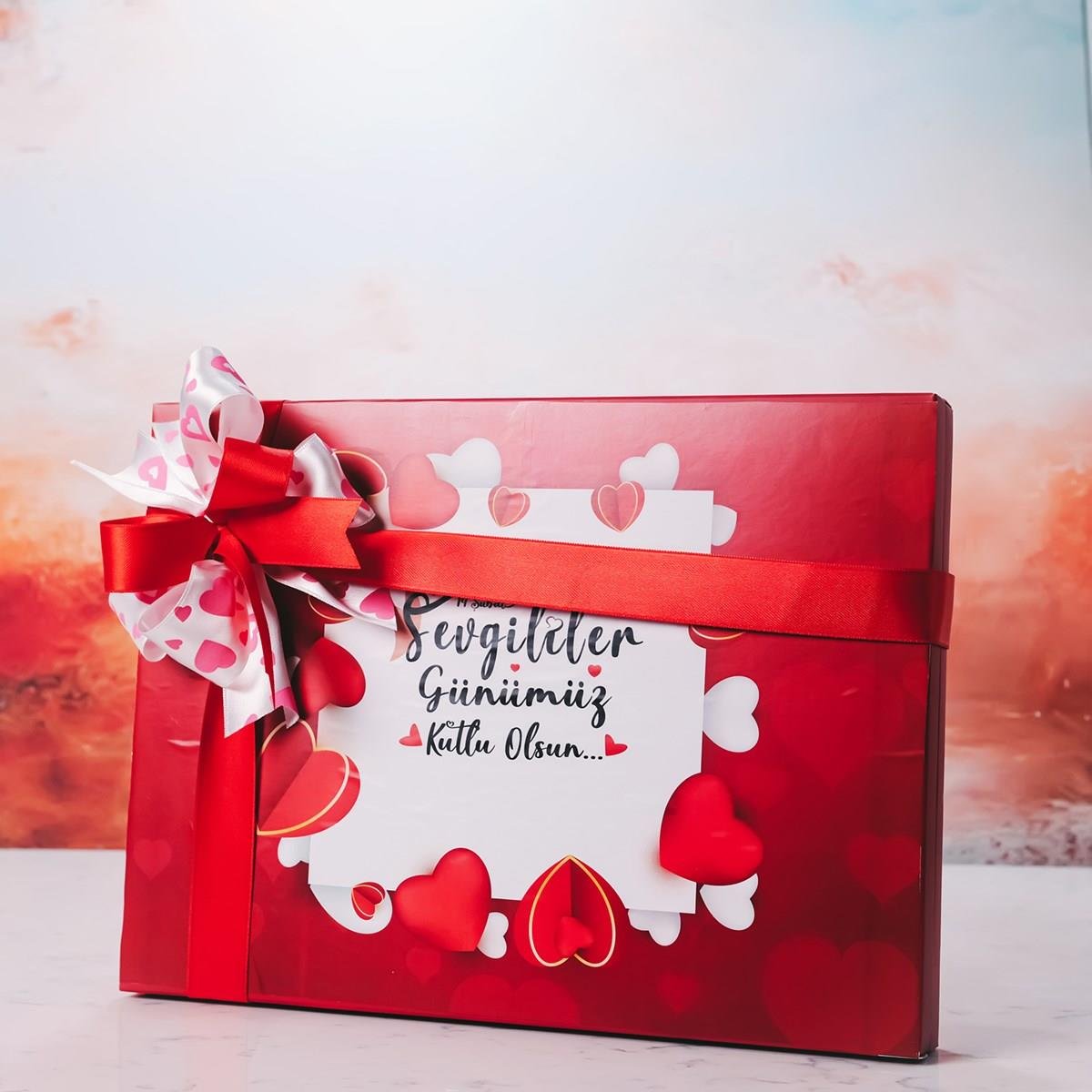 Açık Kalpler Temalı Kırmızı Kutu (42 Adet Yaldızlı Kalp Çikolata)