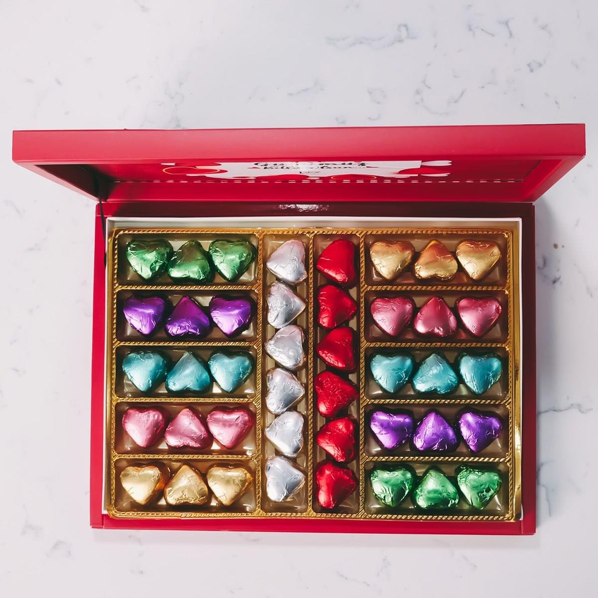 Açık Kalpler Temalı Kırmızı Kutu (42 Adet Yaldızlı Kalp Çikolata)