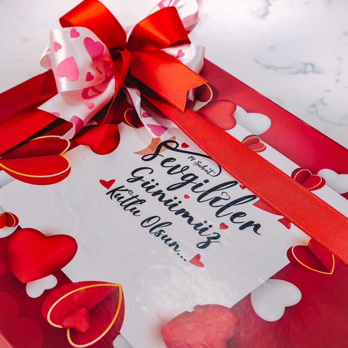 Açık Kalpler Temalı Kırmızı Kutu (42 Adet Yaldızlı Kalp Çikolata)