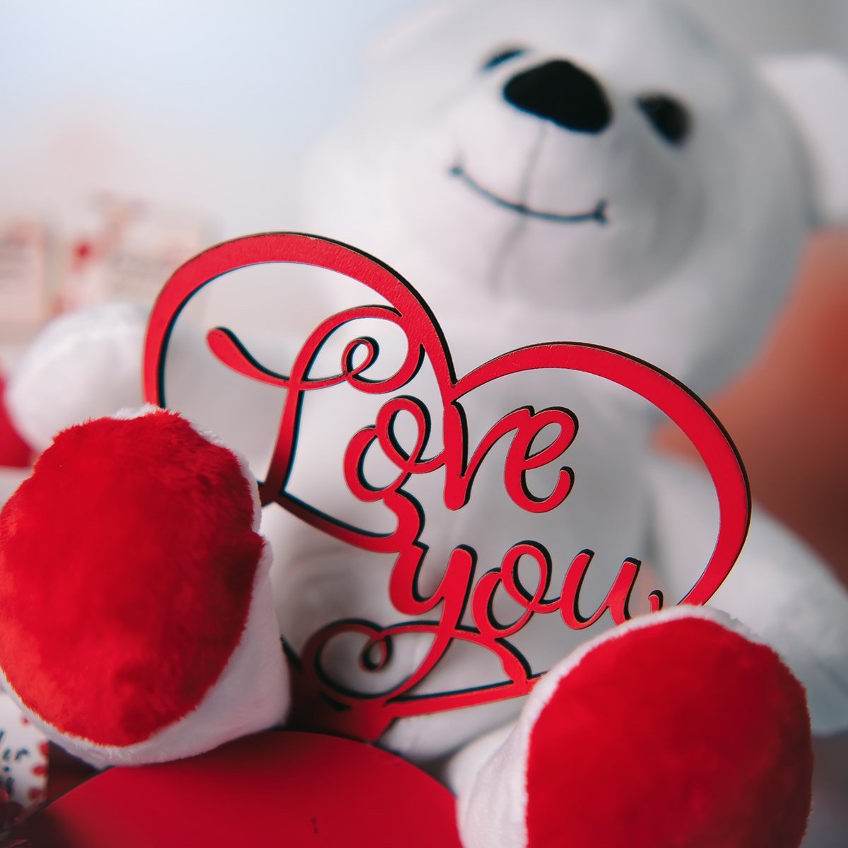 Ayıcıklı Ahşap Kalpli Tablet ve Napoliten Çikolata