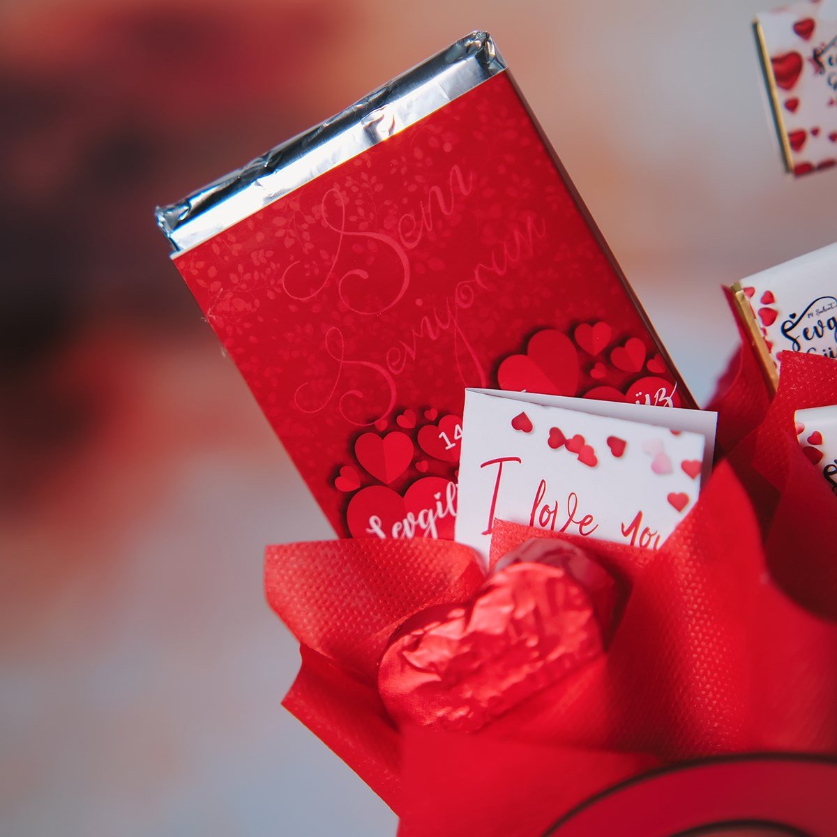 Ayıcıklı Ahşap Kalpli Tablet ve Napoliten Çikolata