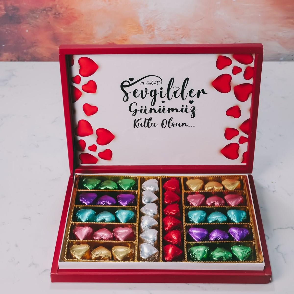 Işıltılı Kalpler Temalı Beyaz Kutu (42 Adet Yaldızlı Kalp Çikolata)