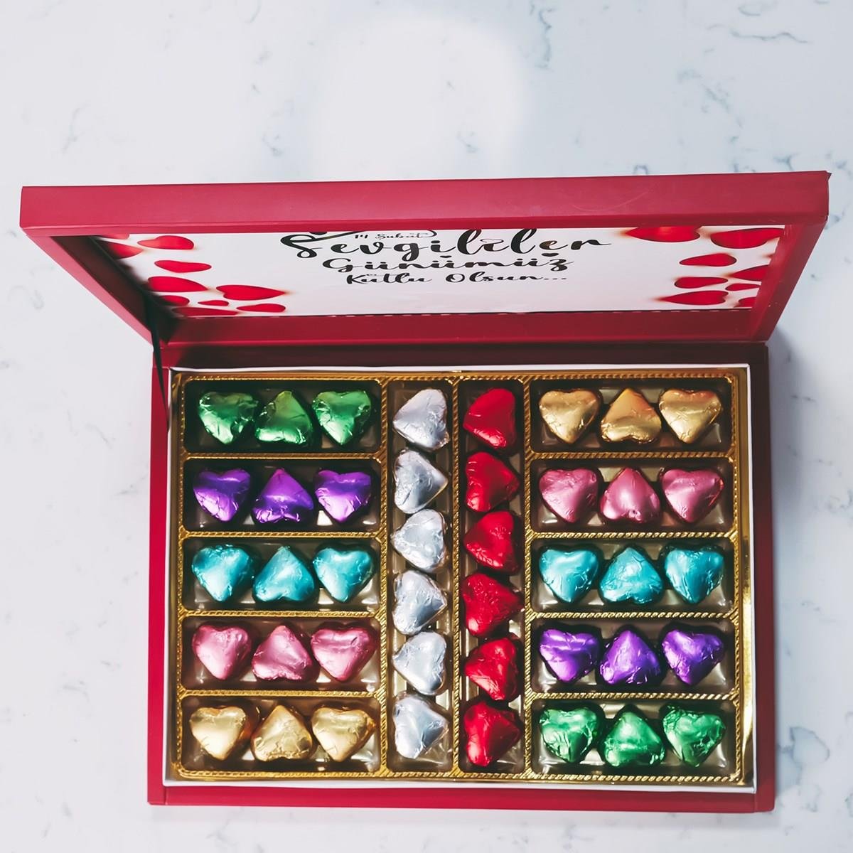 Işıltılı Kalpler Temalı Beyaz Kutu (42 Adet Yaldızlı Kalp Çikolata)