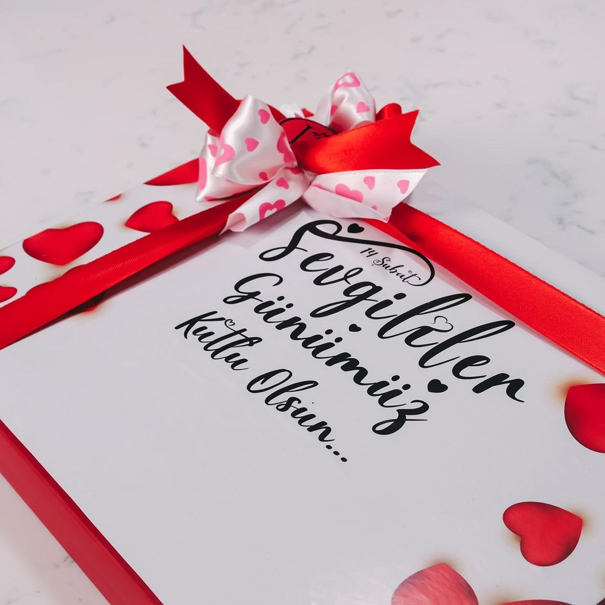 Işıltılı Kalpler Temalı Beyaz Kutu (42 Adet Yaldızlı Kalp Çikolata)