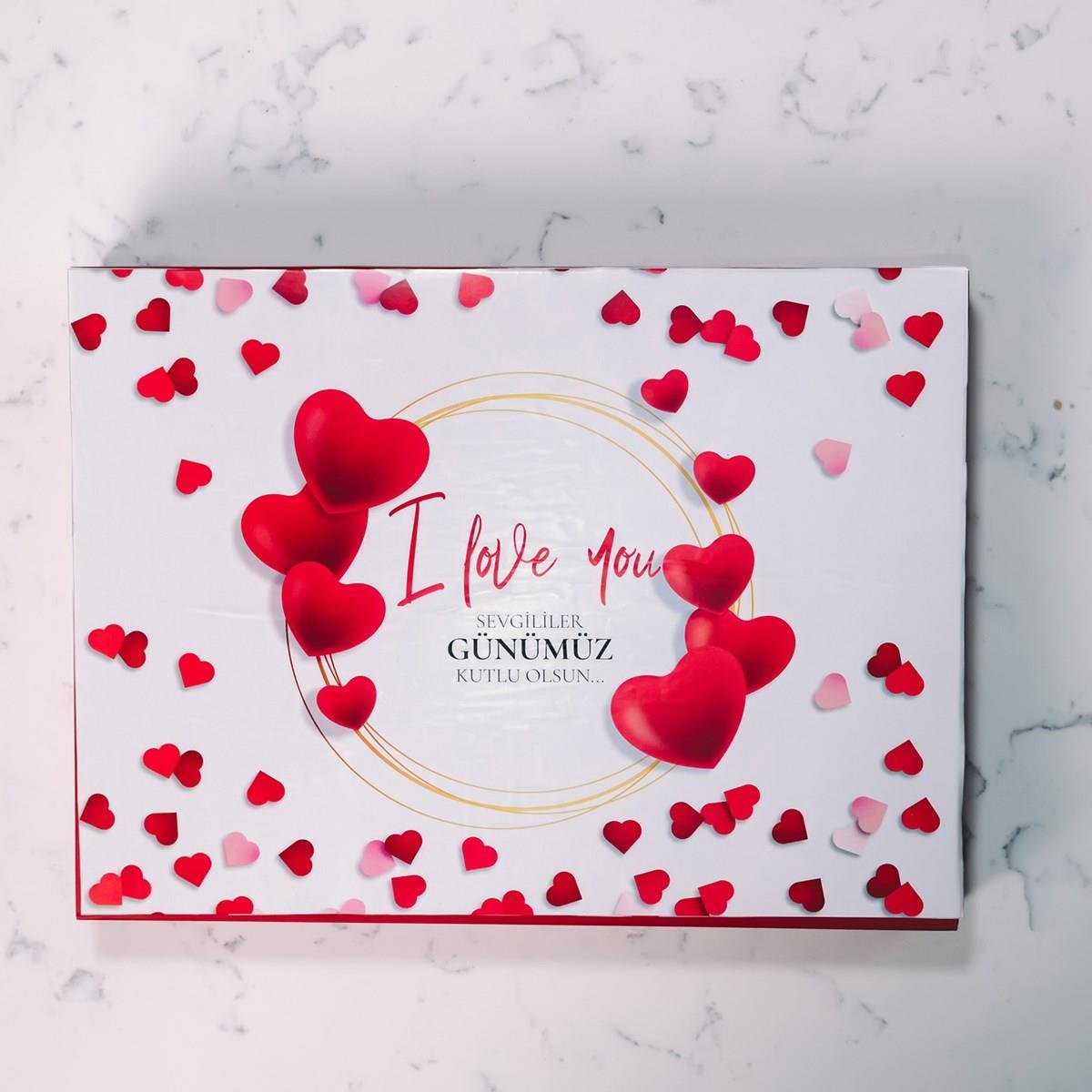 Kelebek Kalpler Temalı Beyaz Kutu (42 Adet Yaldızlı Kalp Çikolata)