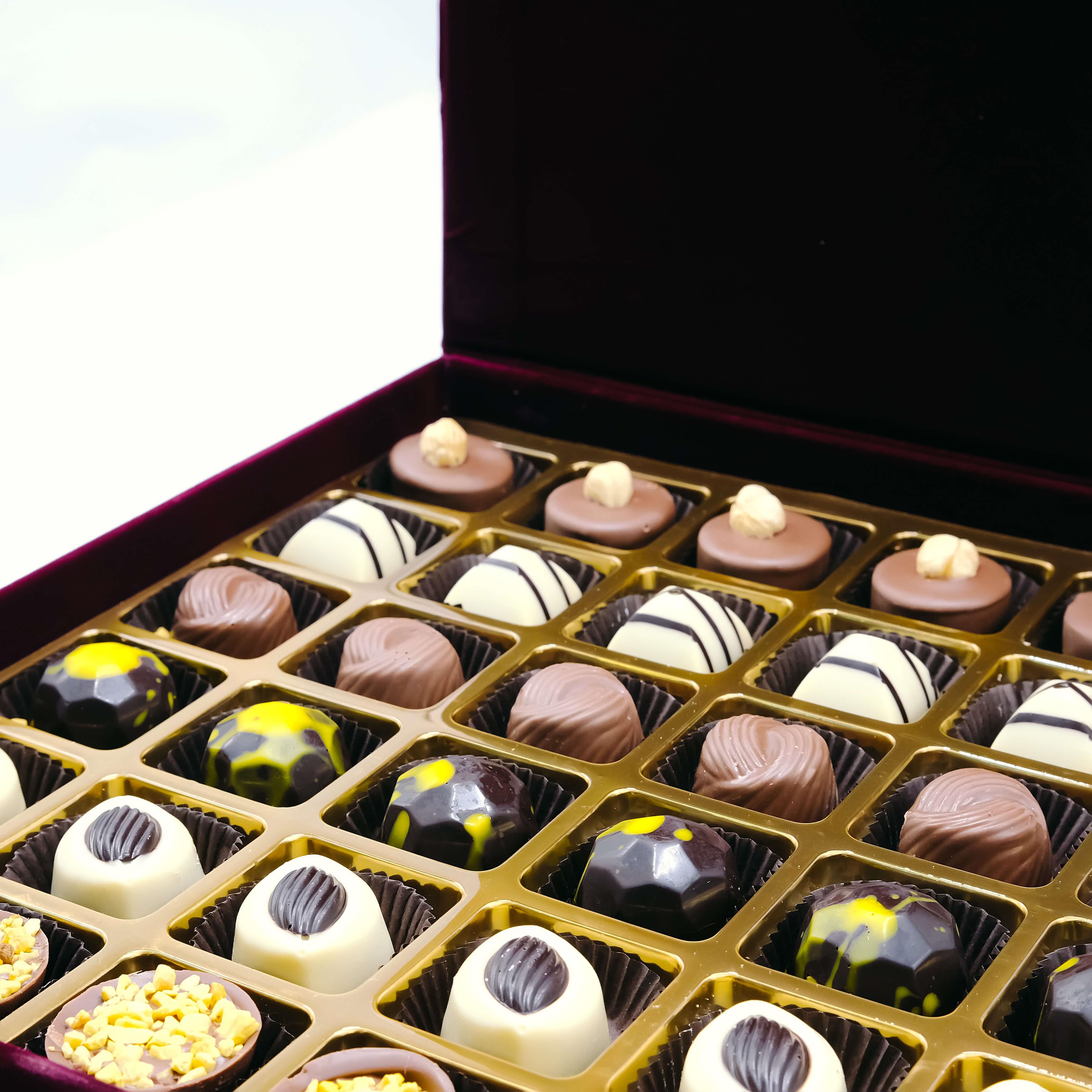 Nin Bordo Kadife Kutu Spesiyal Çikolata 36 Adet