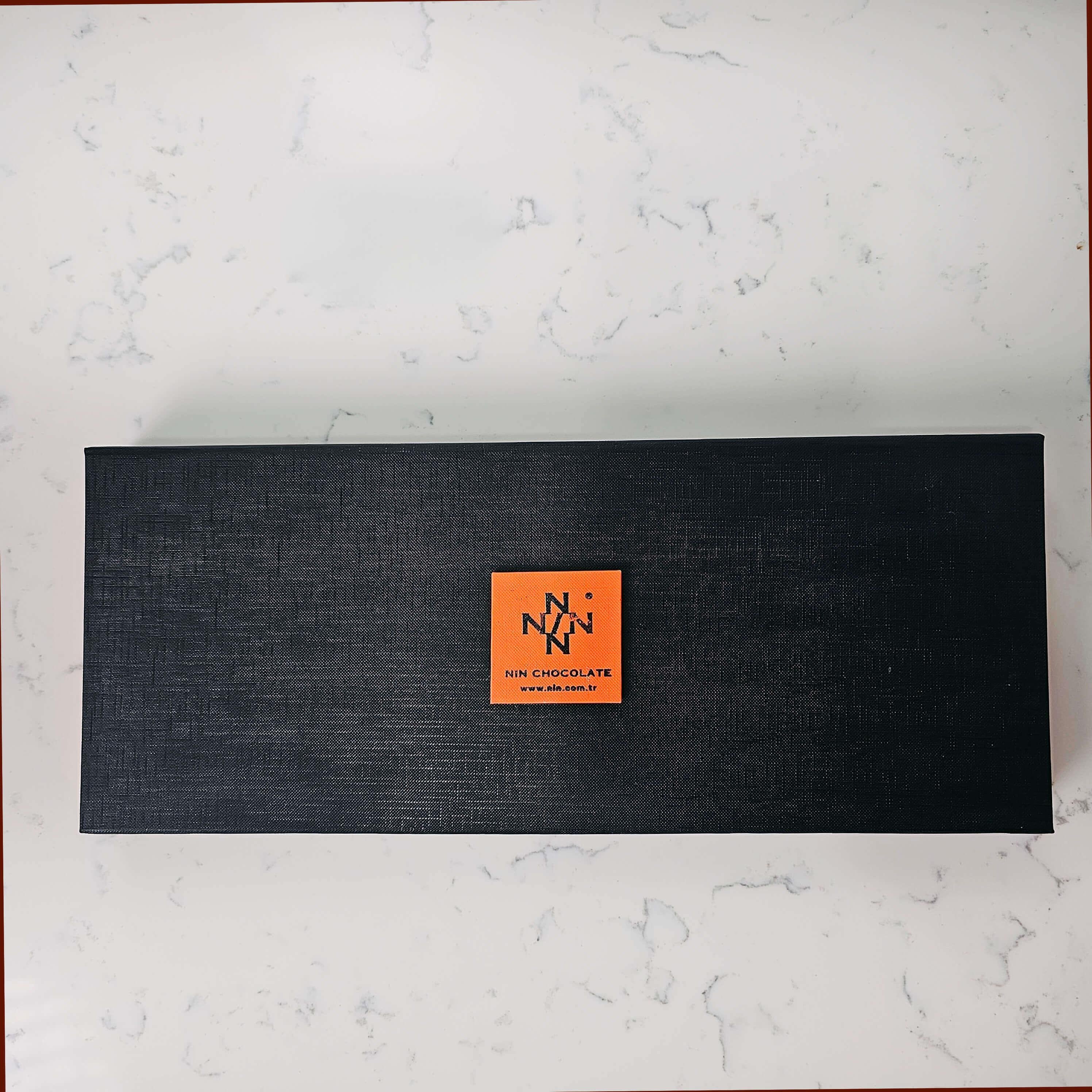 Nin Chocolate Özel Tasarım Lüks Kapaklı 40'li Çikolata Kutusu 