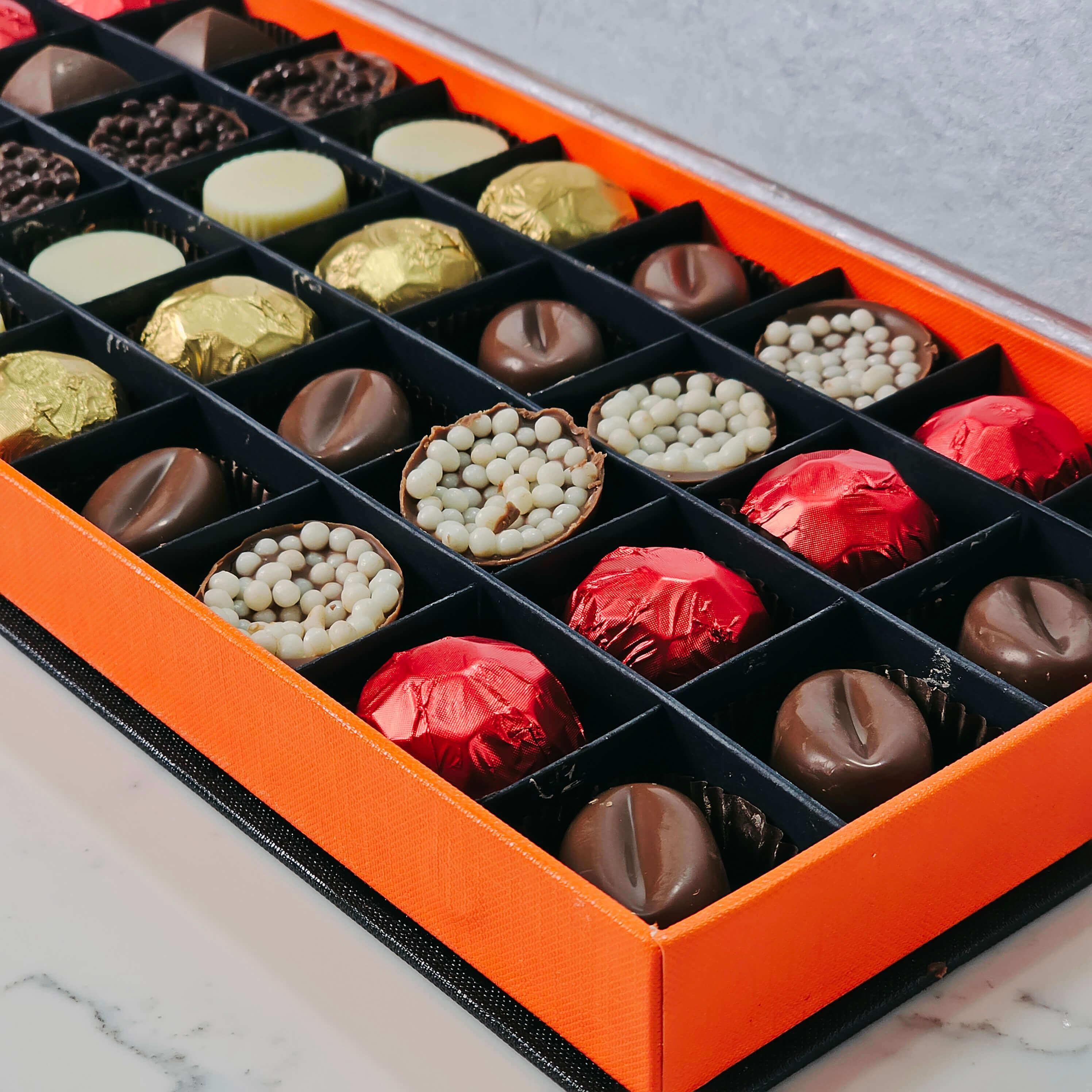 Nin Chocolate Özel Tasarım Lüks Kapaklı 40'li Çikolata Kutusu 