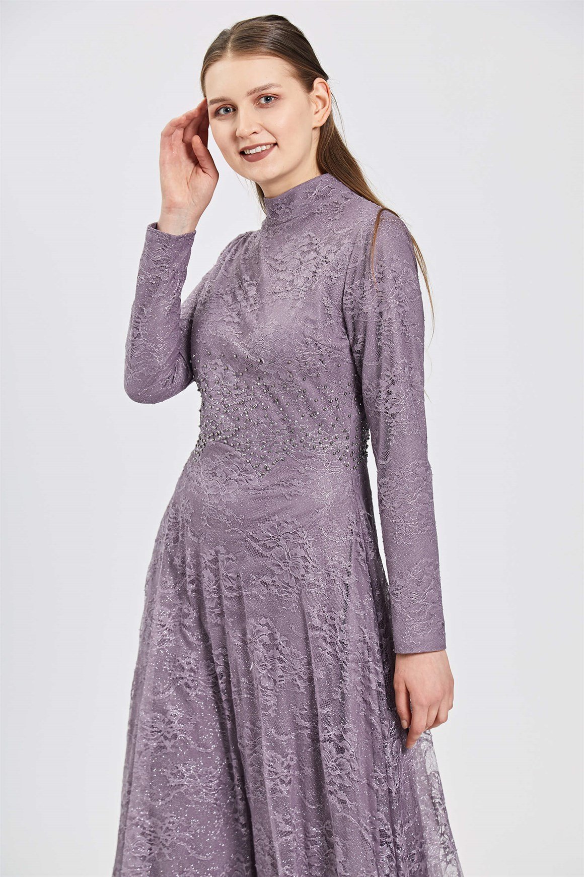 Lila Dantel Üzeri İnci Çakma Aksesuarlı Abiye Elbise