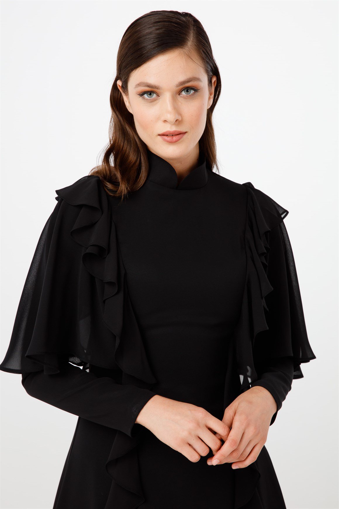 Siyah Hafif Balık Kesimli Omuzda Etek Ucunda Taş Ve Volan Kombinli Abiye Elbise