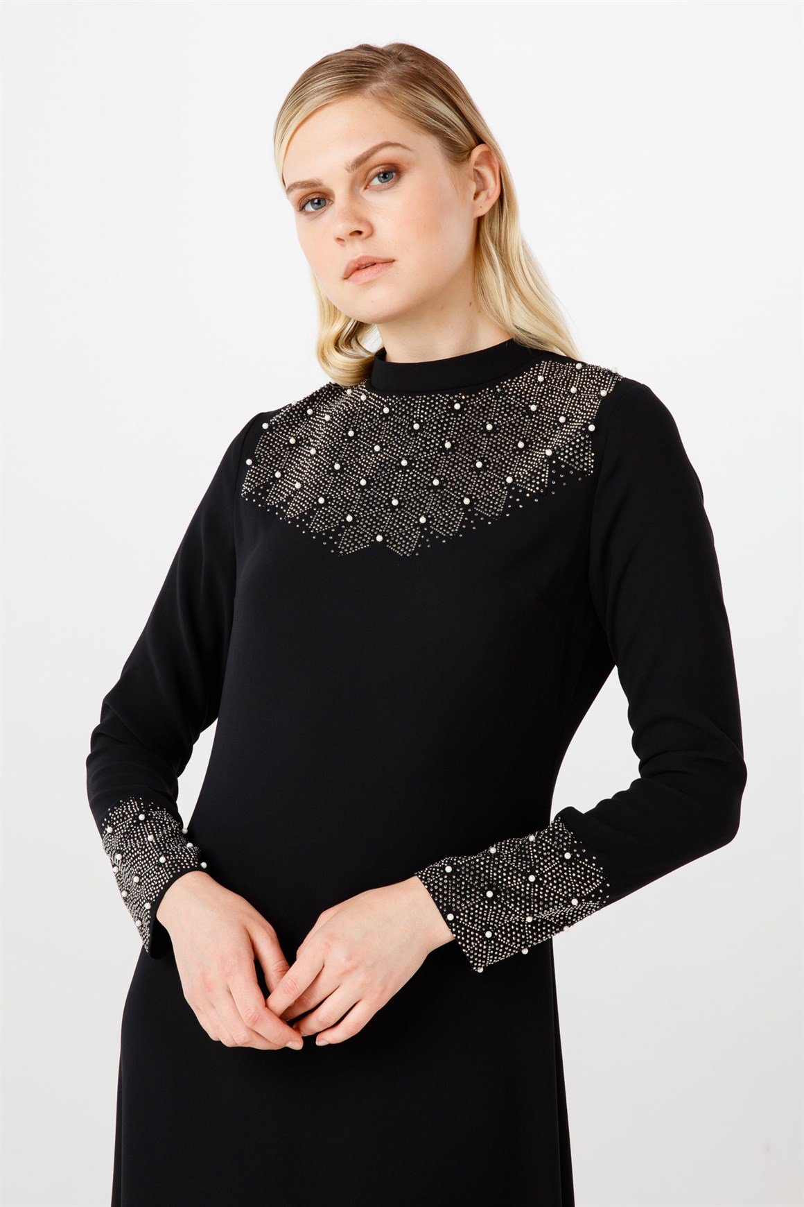 Siyah Hakim Yakalı, Kol Ve Ön Beden Taşlı Abiye