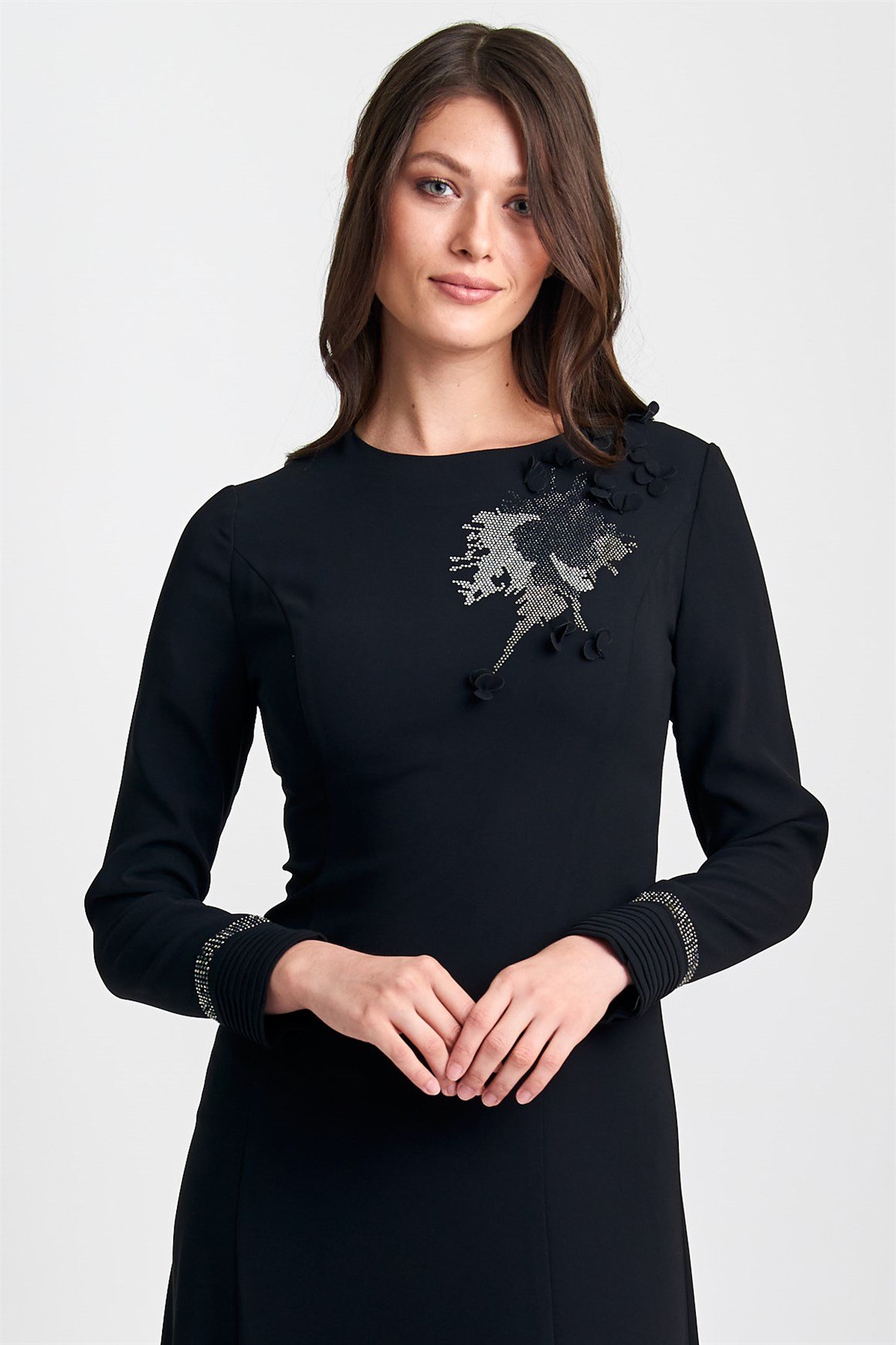 Siyah Kol Uçları Pilili, Taş Ve Çiçek Aksesuarlı Abiye Elbise