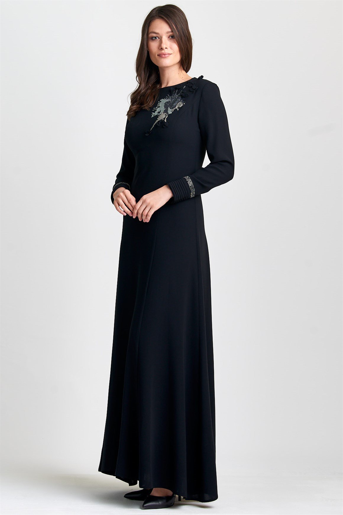 Siyah Kol Uçları Pilili, Taş Ve Çiçek Aksesuarlı Abiye Elbise